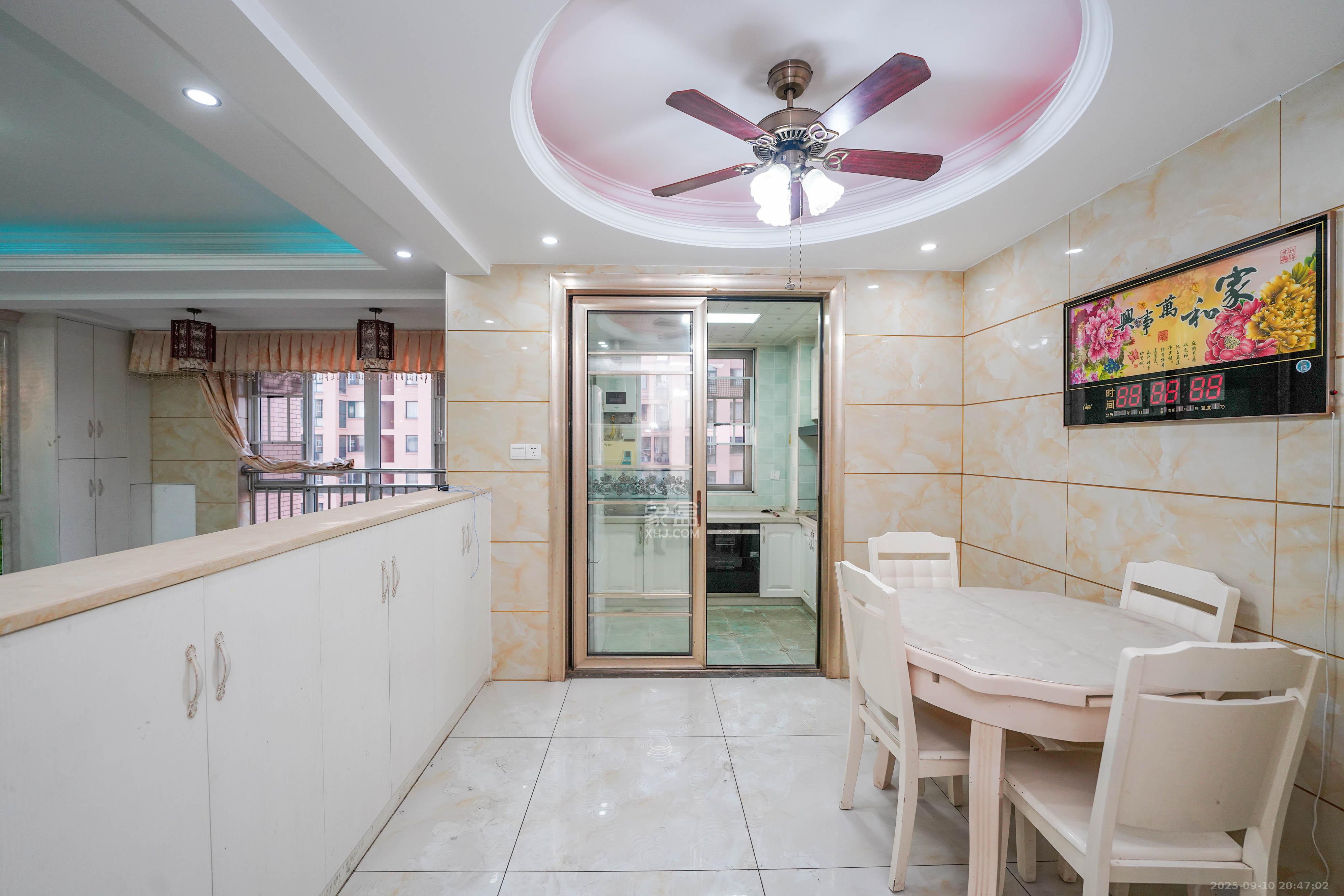 丽发新城  3室2厅2卫    95.0万客厅