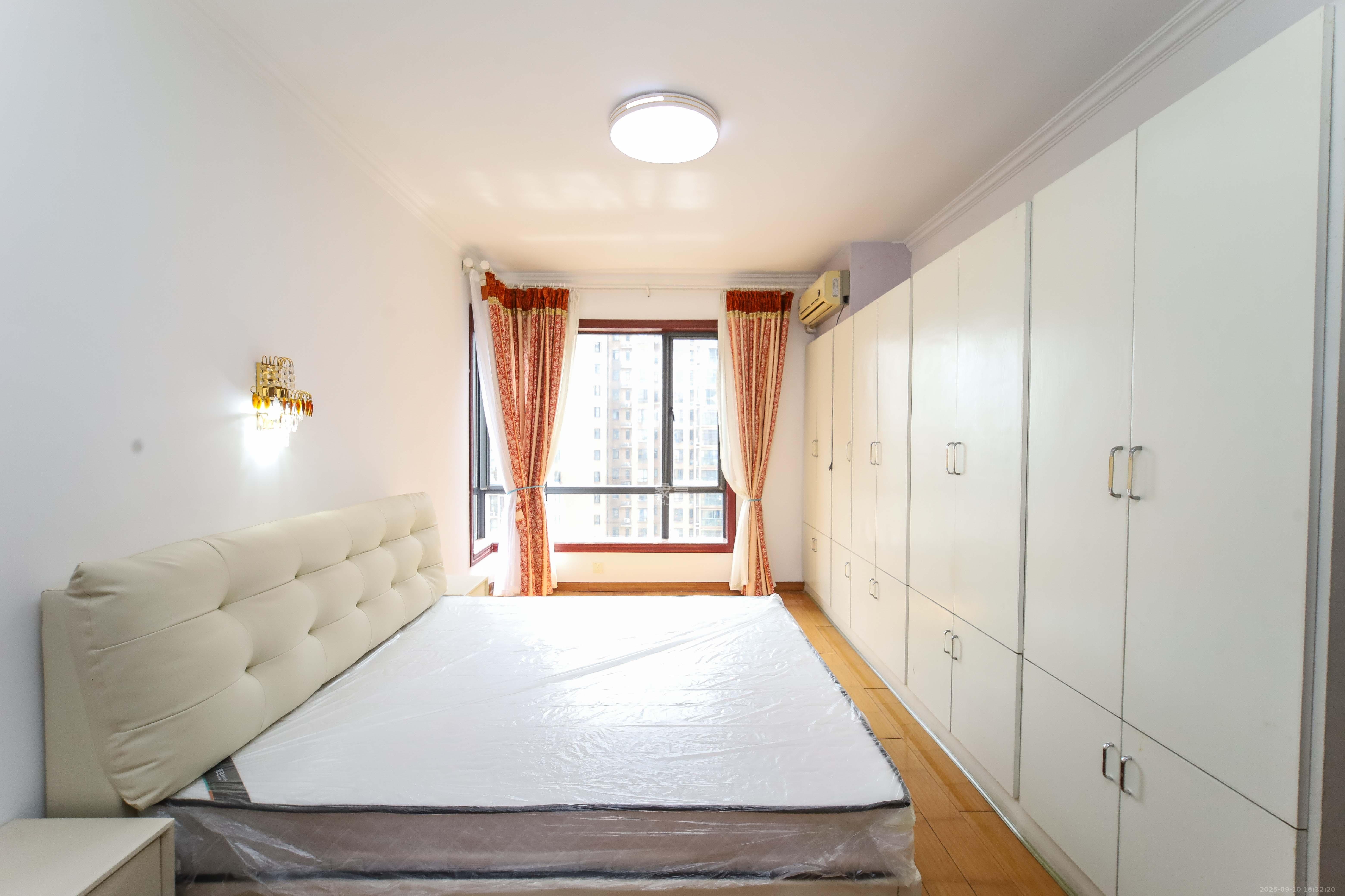 江河双水湾  4室2厅2卫    139.0万 江河双水湾  4室2厅2卫    139.0万卧室