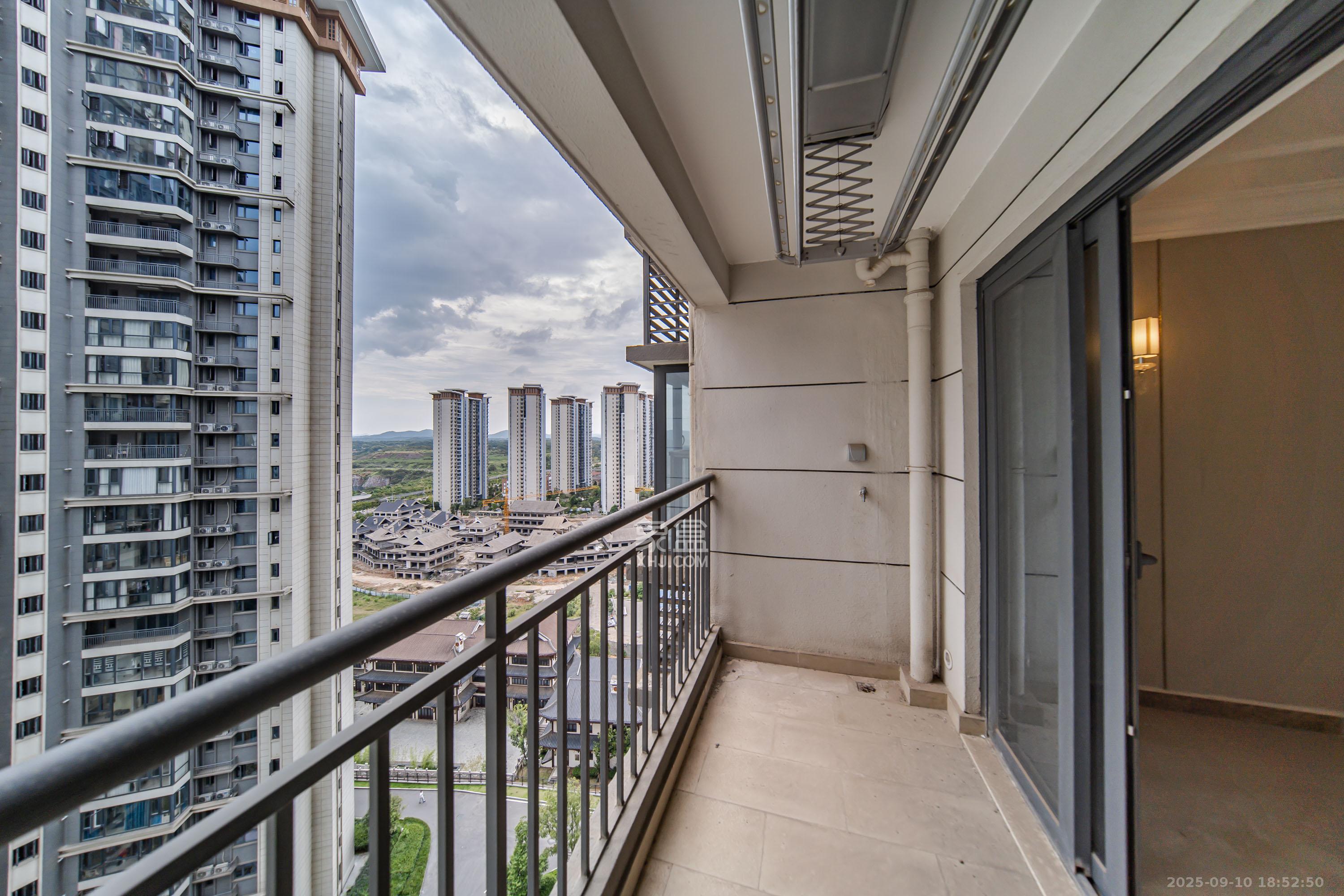 恒大文化旅游城A区  3室2厅1卫    65.0万阳台