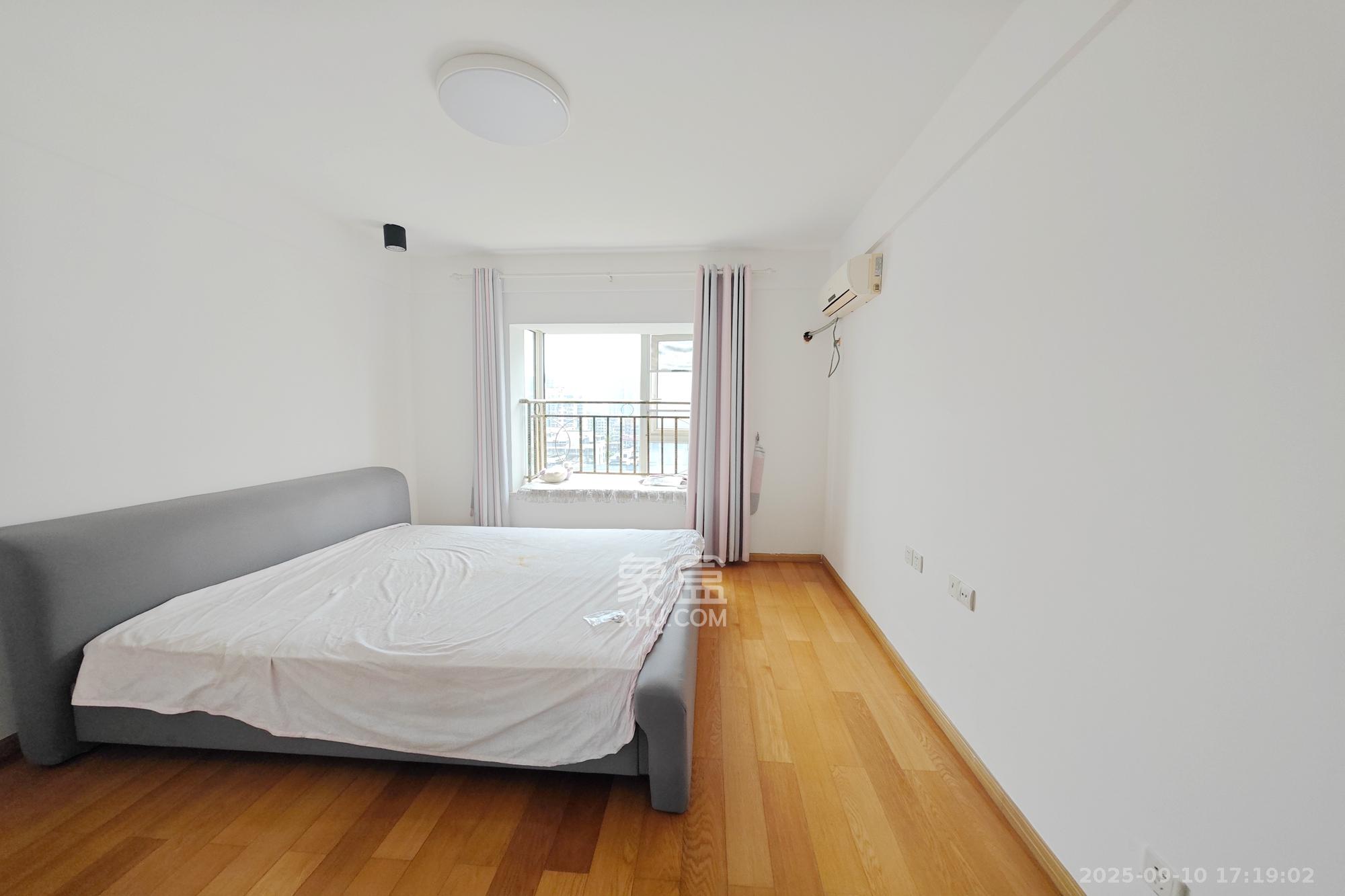 佳天瑞宁花园 3室2厅1卫 123.0万 佳天瑞宁花园 3室2厅1卫 123.0万卧室