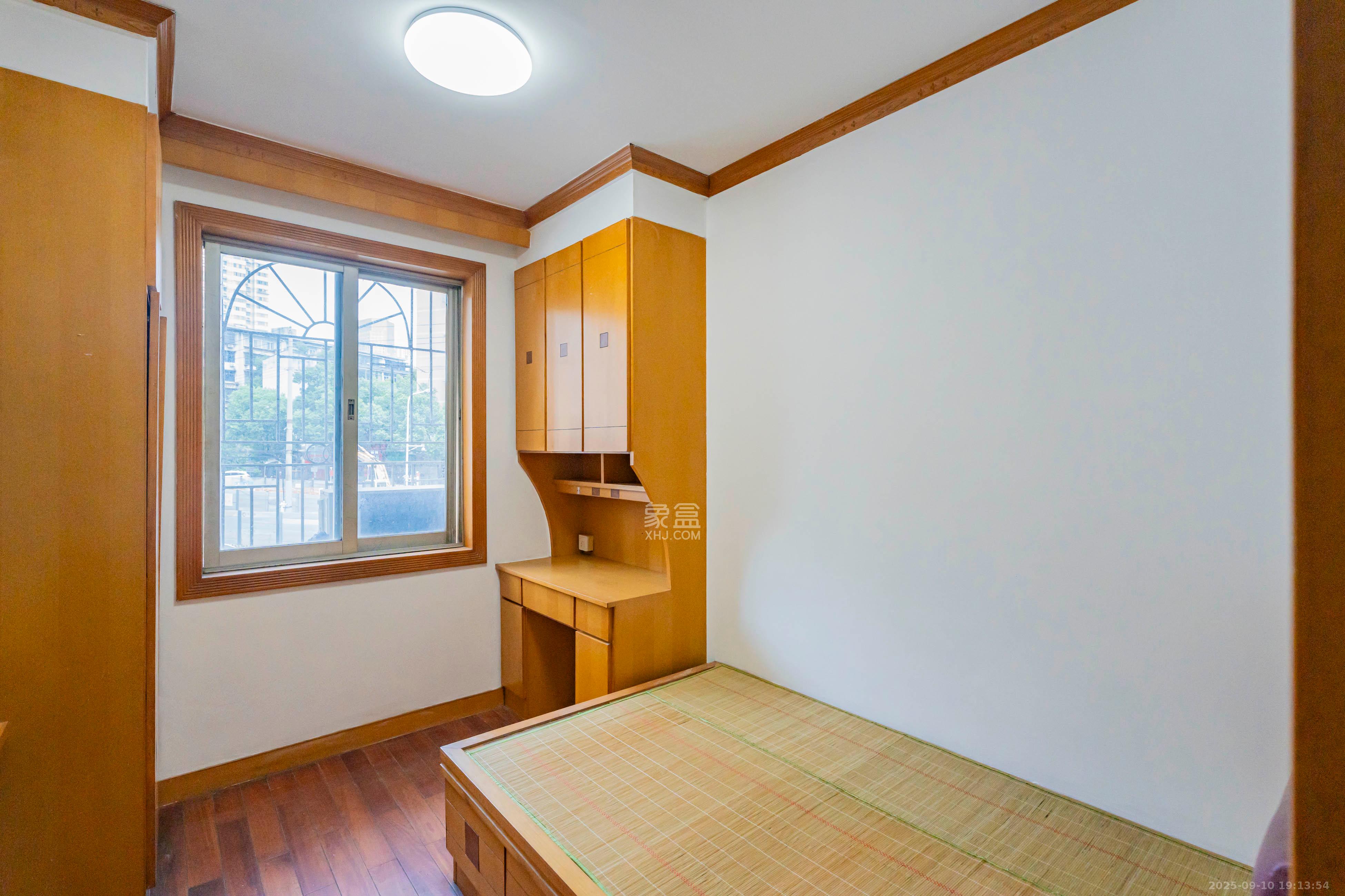 兴汉门公寓  4室2厅1卫    115.0万卧室