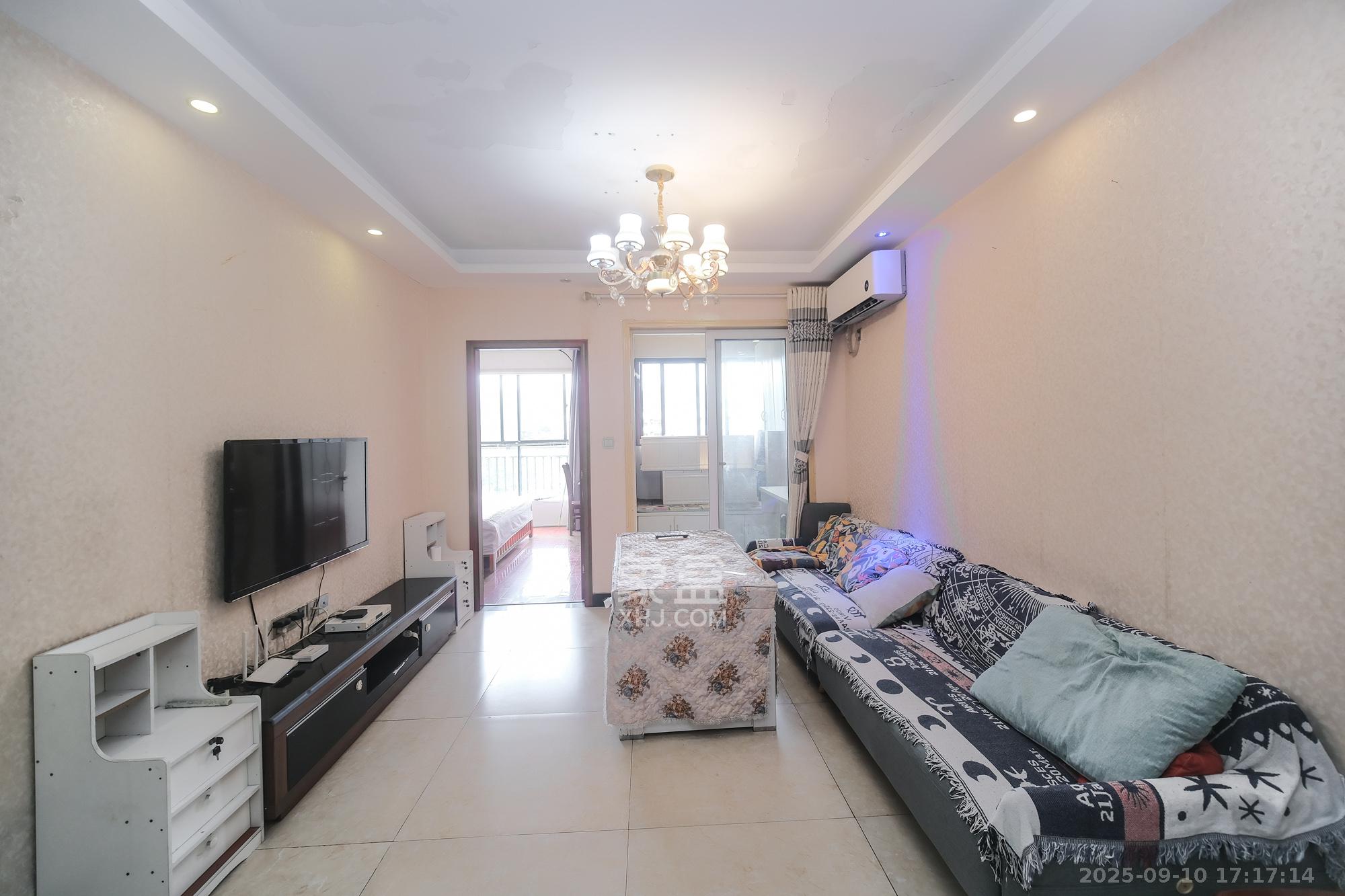 郡原居里  2室2厅1卫    46.8万 郡原居里  2室2厅1卫    46.8万客厅