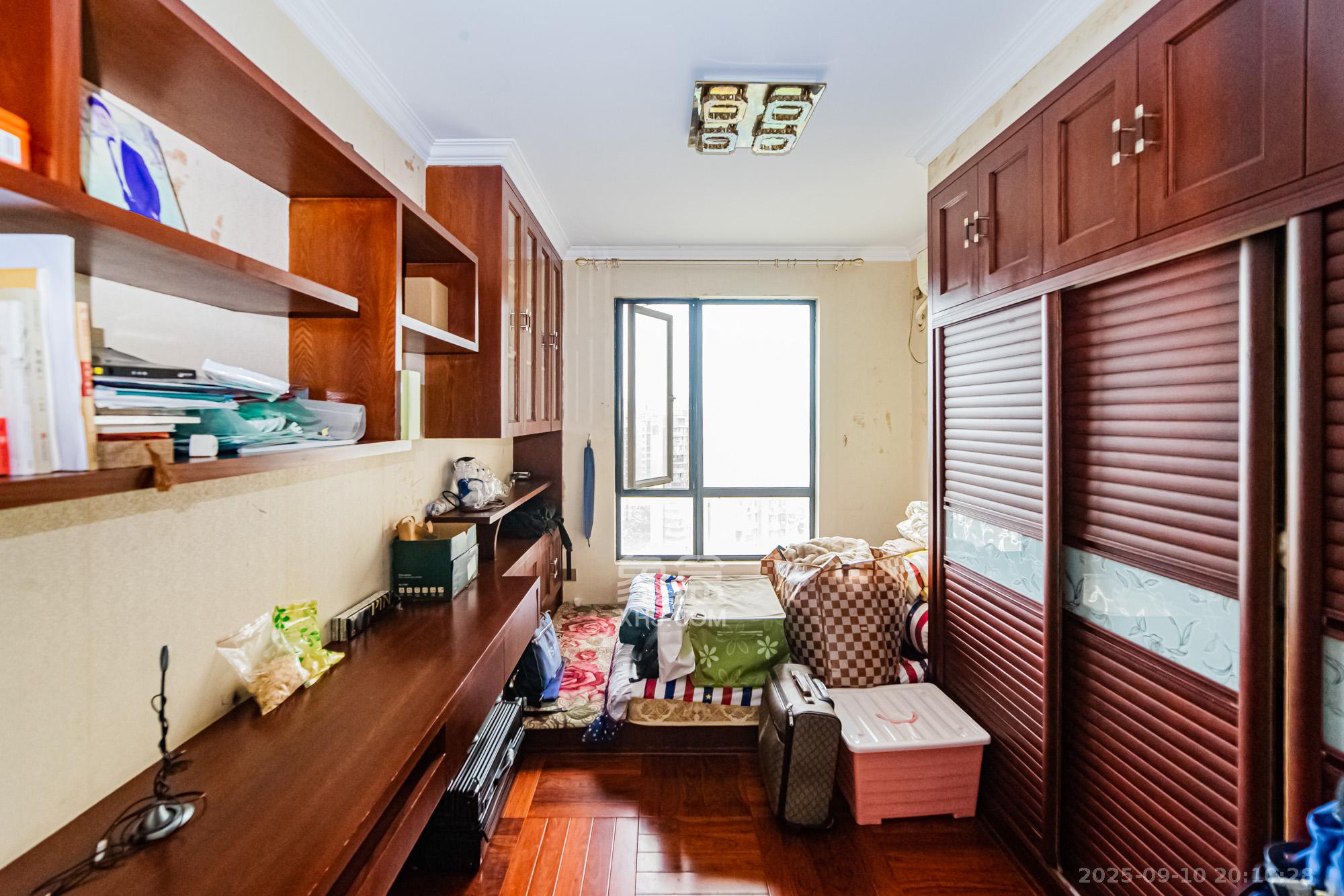 万科城  3室2厅1卫    113.0万卧室