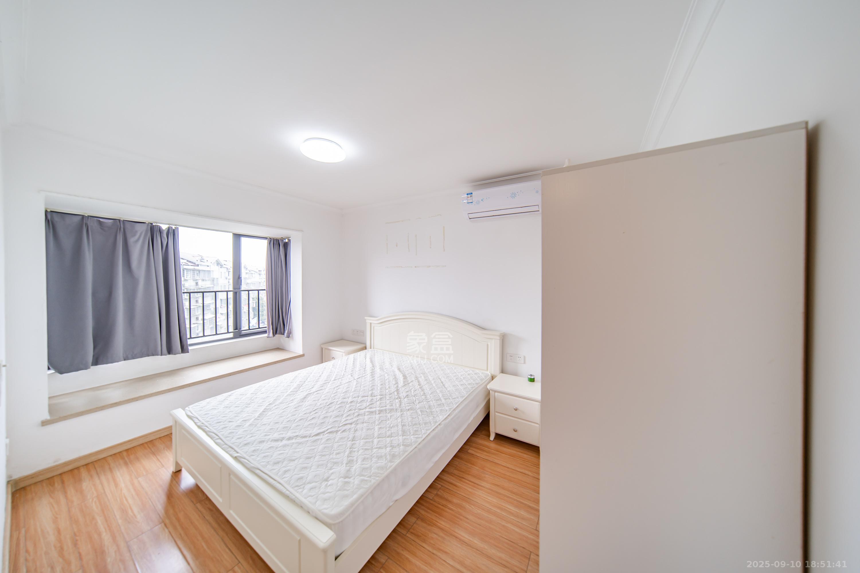 万科金域缇香 3室2厅2卫 120.0万 万科金域缇香 3室2厅2卫 120.0万卧室