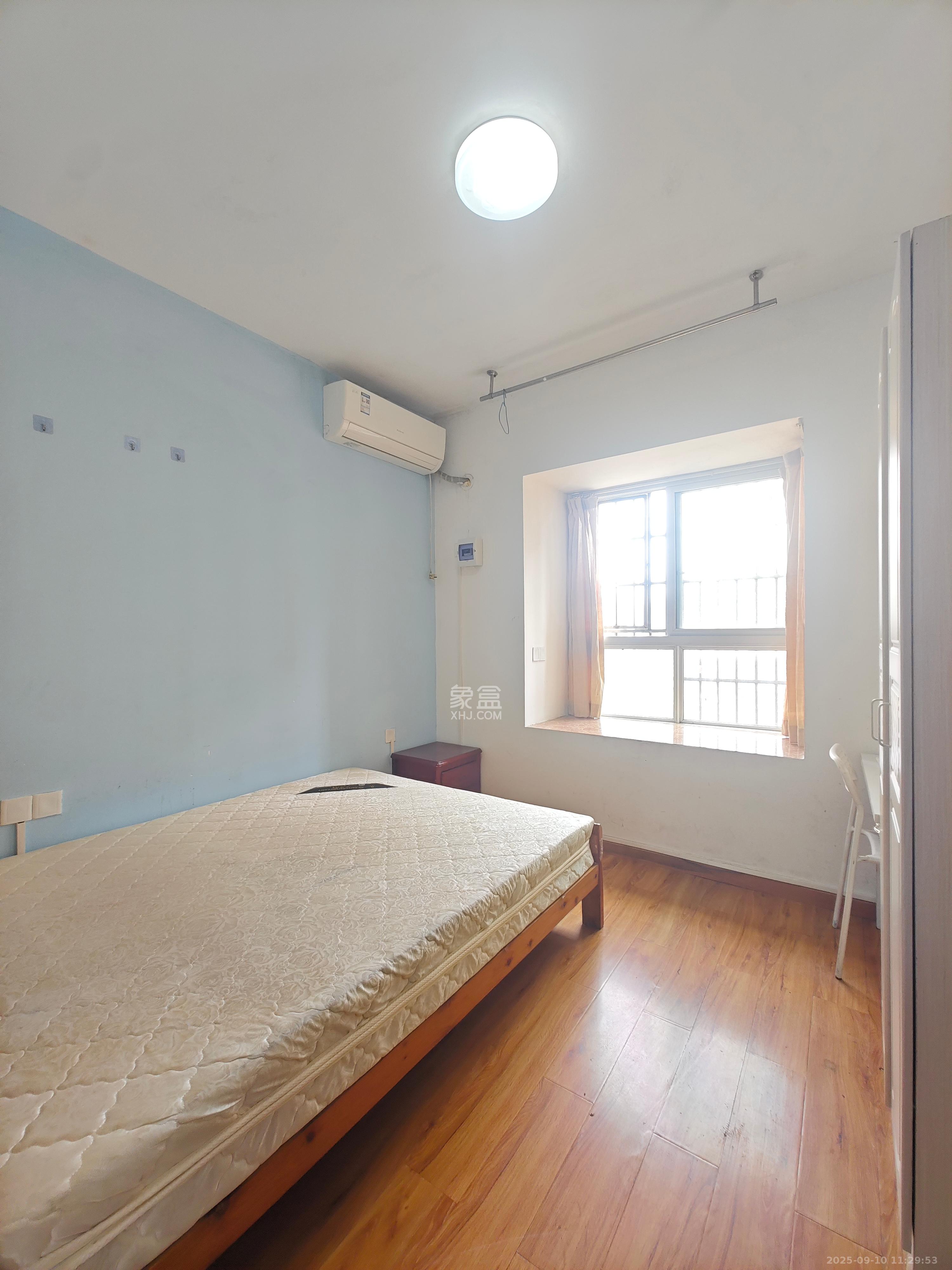 东方航标  4室2厅2卫   2300.00元/月室内图