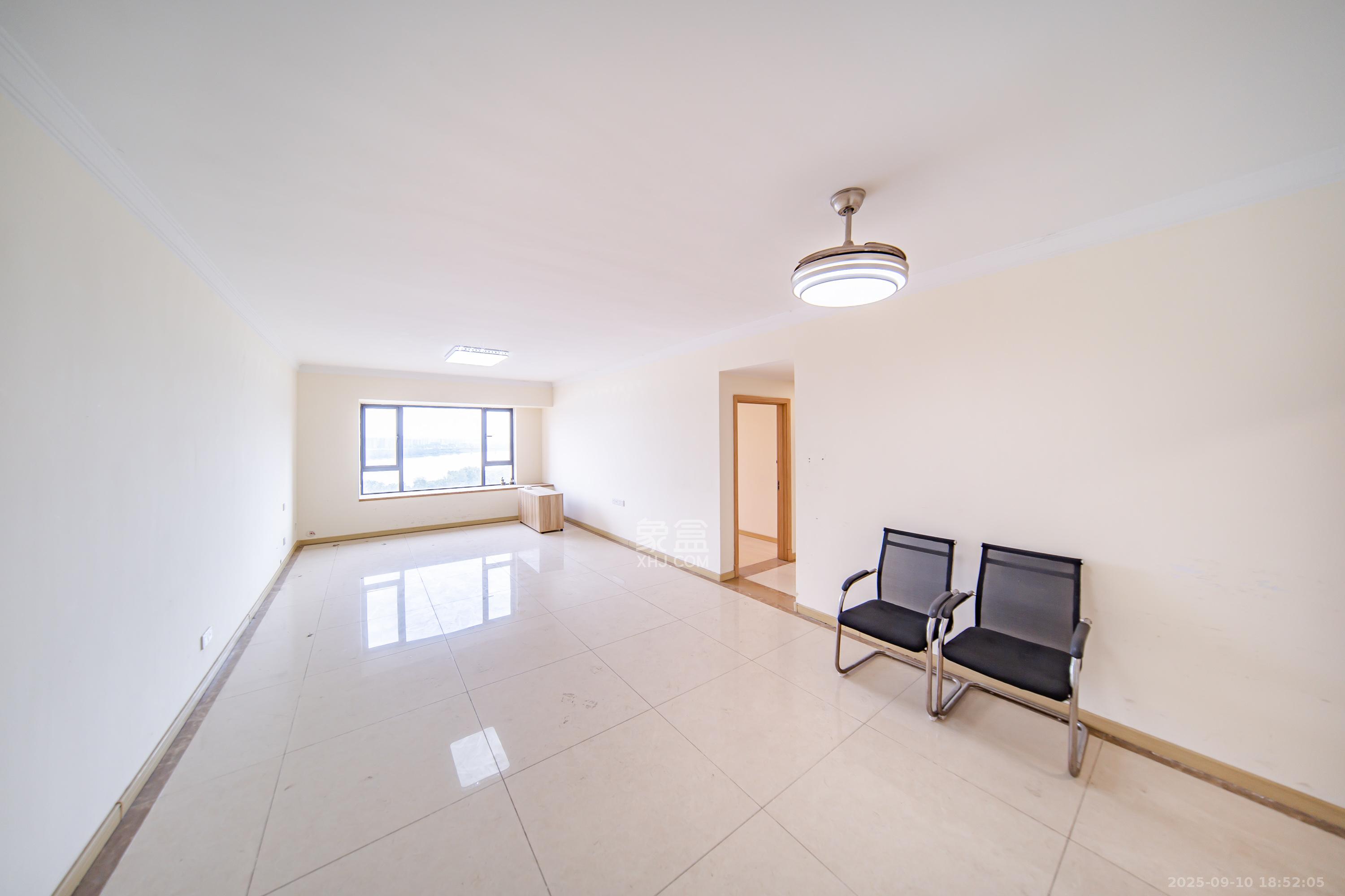 兰亭湾畔  3室2厅2卫    138.0万客厅