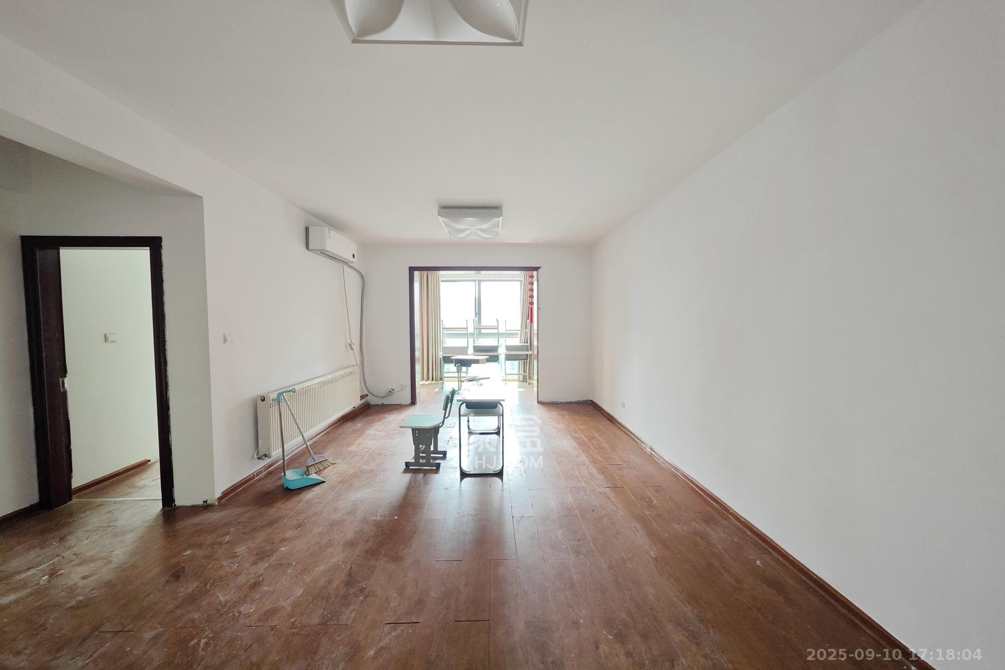 新城新世界一二三期 2室2厅1卫 78.0万 新城新世界一二三期 2室2厅1卫 78.0万客厅