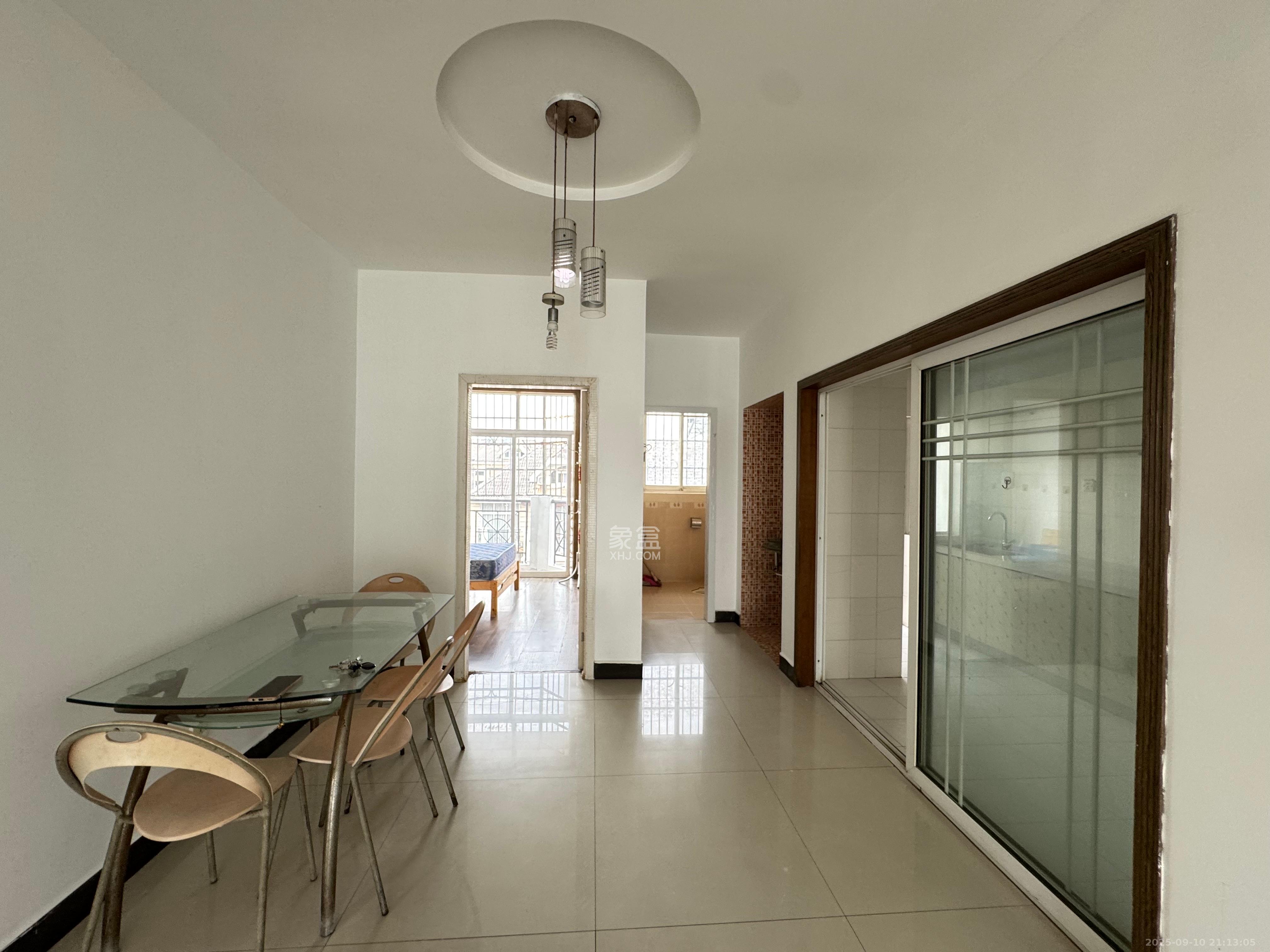 山水人家一二期  3室2厅2卫    1400.0元/月室内图