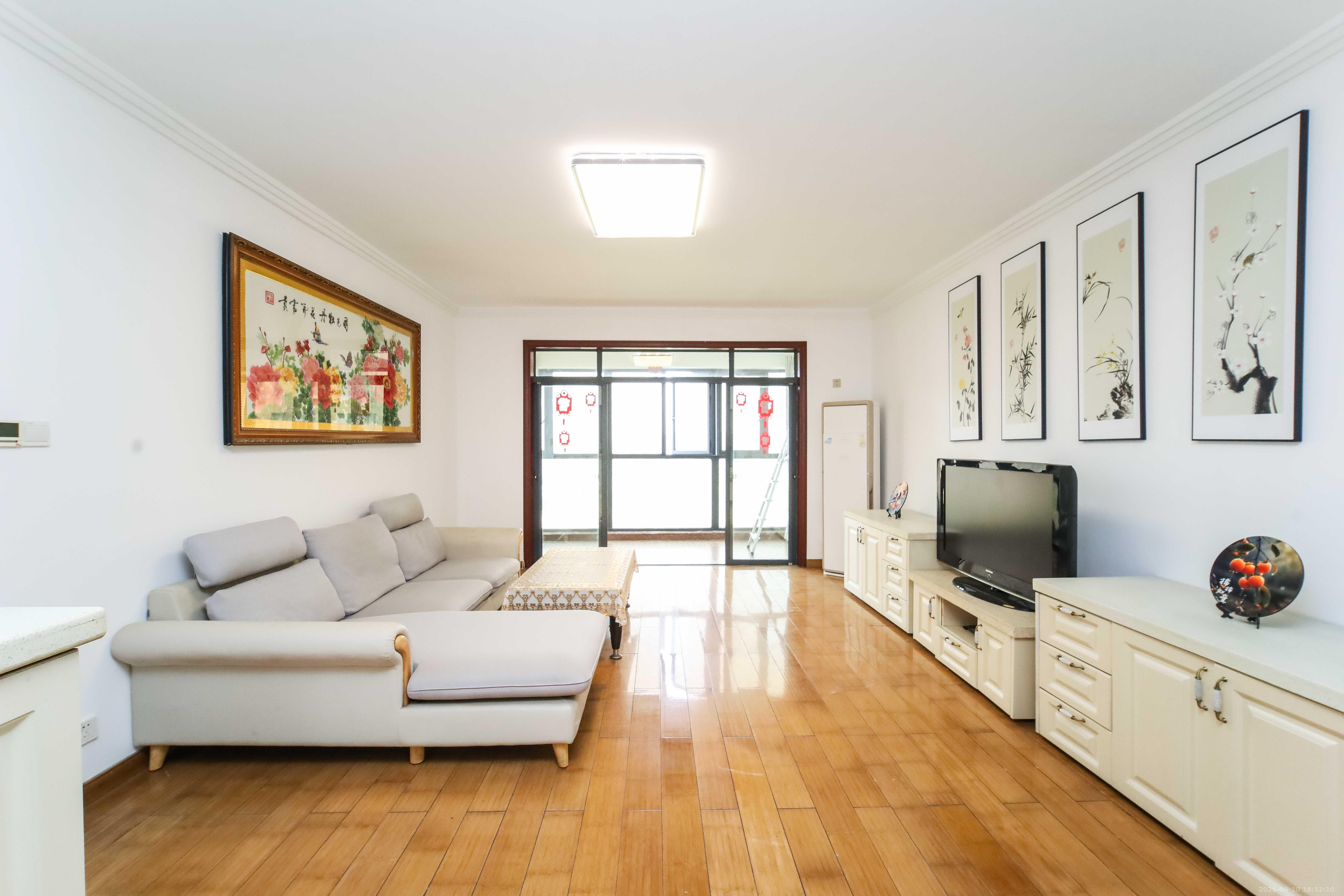 江河双水湾  4室2厅2卫    139.0万 江河双水湾  4室2厅2卫    139.0万客厅