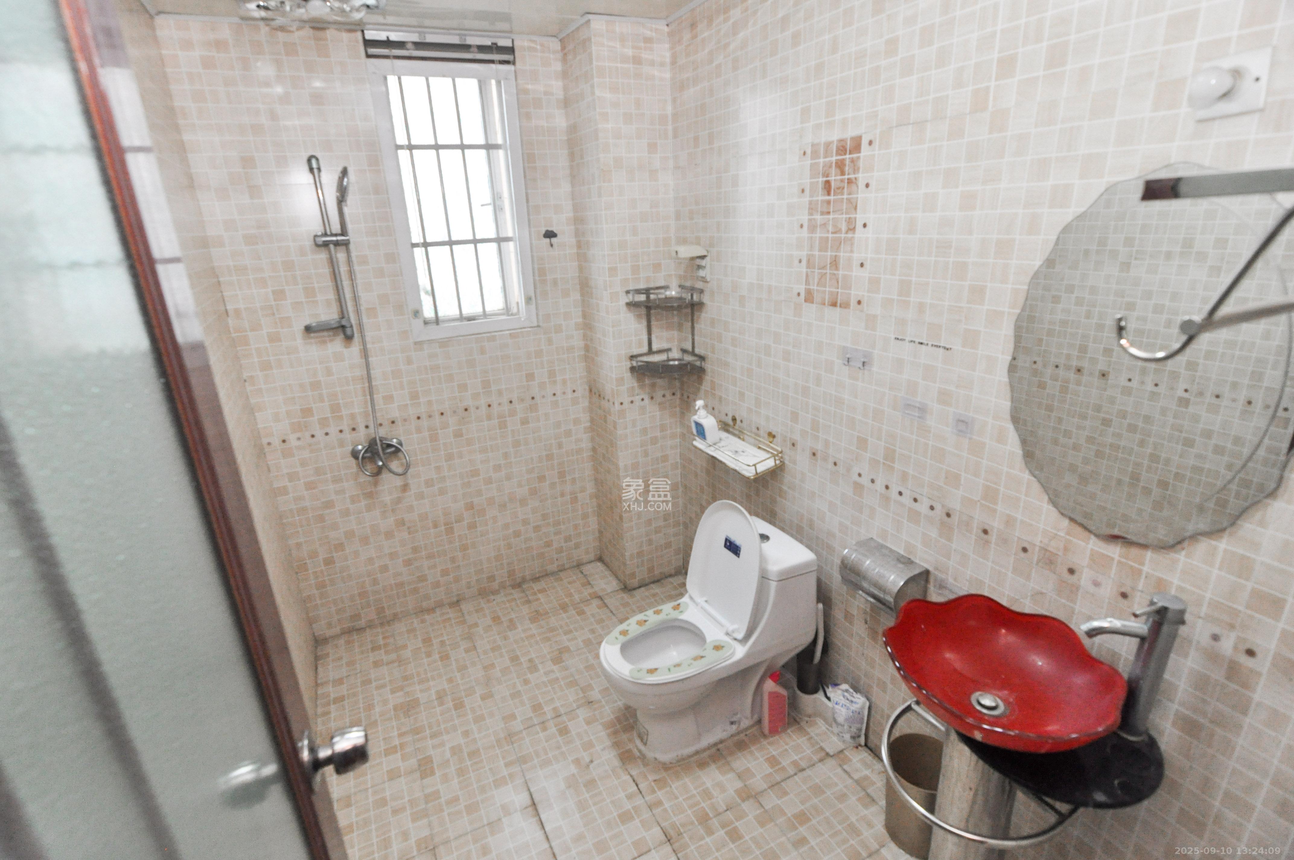 玛依拉山庄  3室2厅2卫    103.8万卫生间