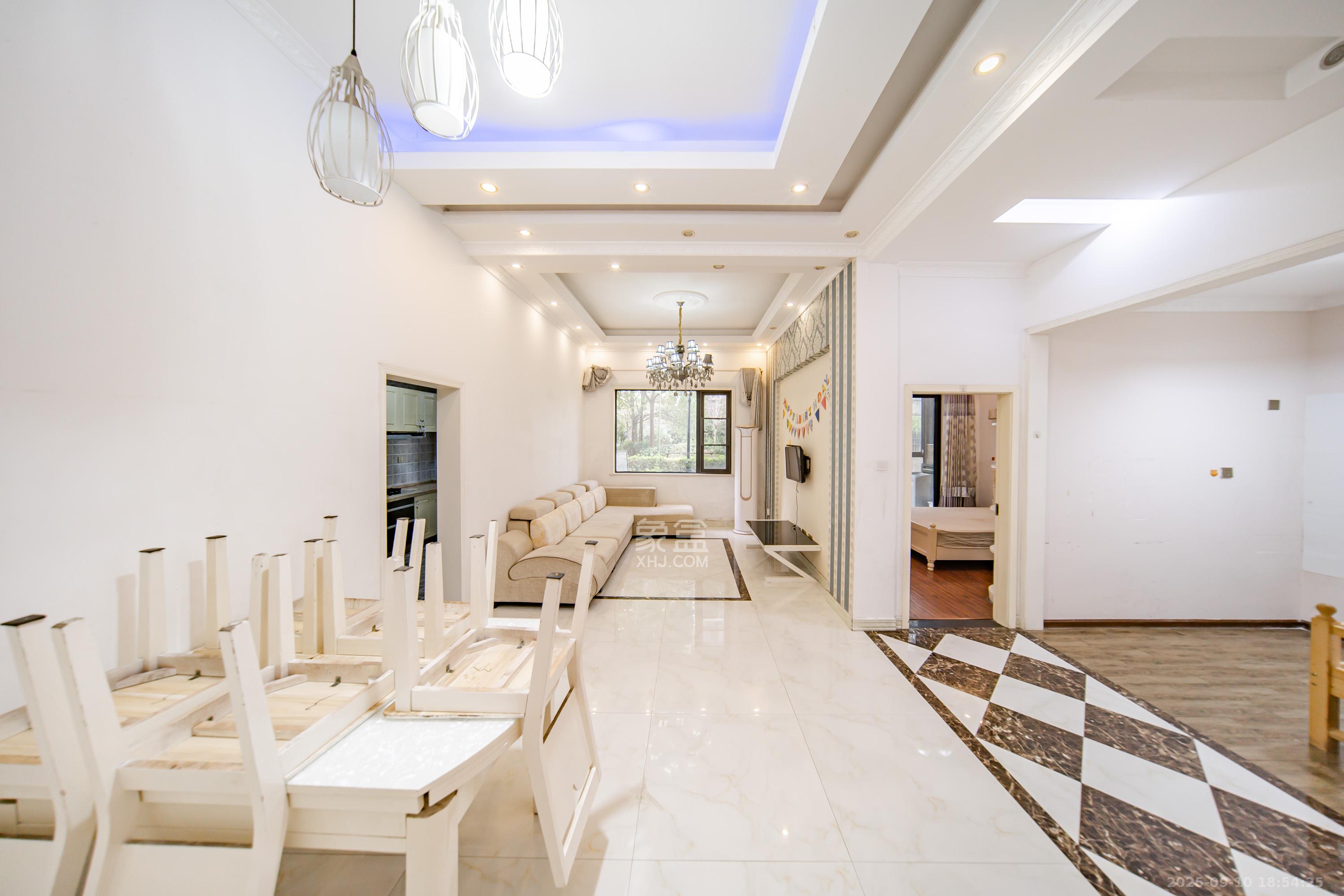 阳光100三期 3室2厅1卫 105.0万 阳光100三期 3室2厅1卫 105.0万客厅