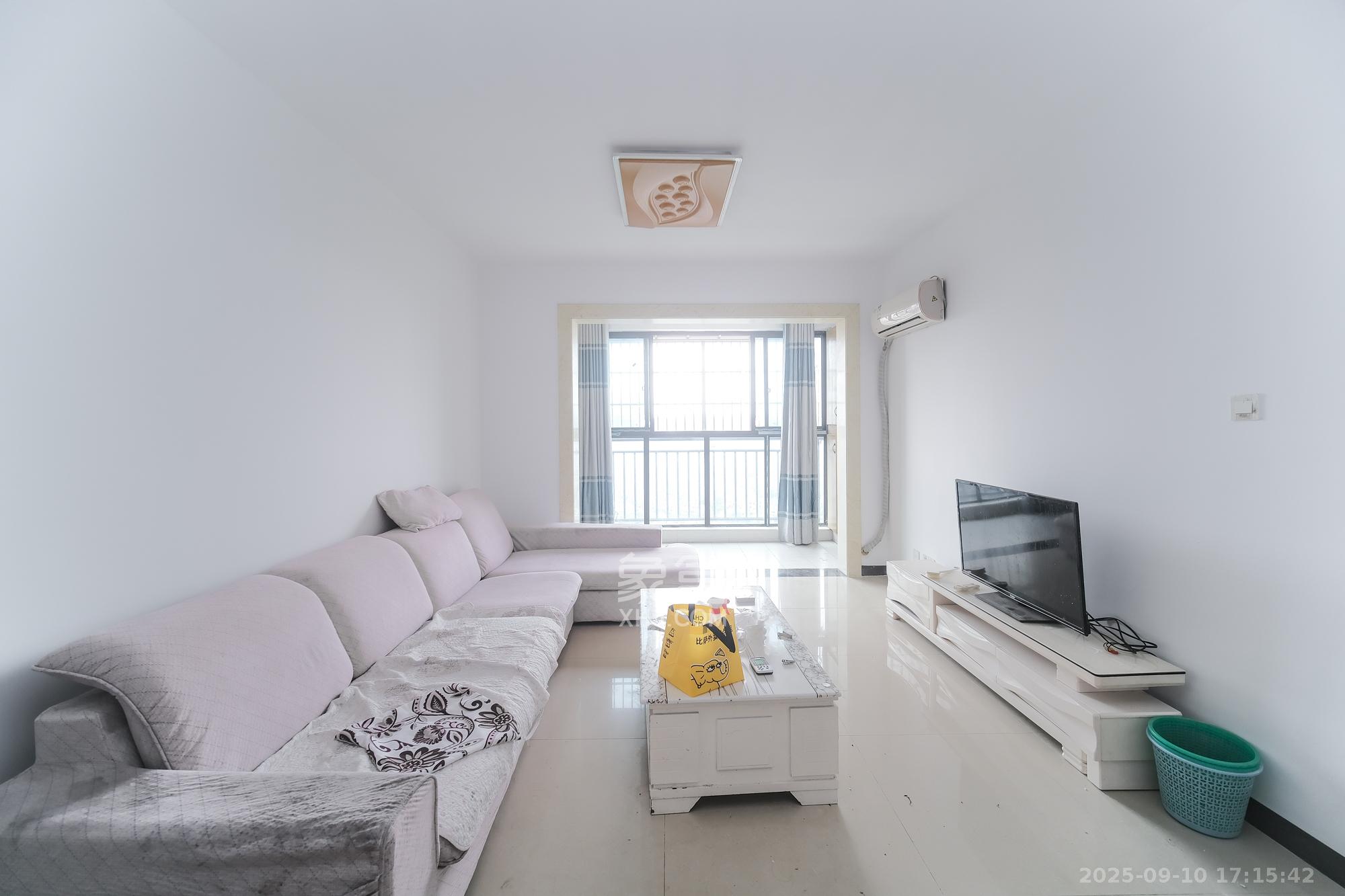 盛地春天里 1室2厅1卫 60.0万 盛地春天里 1室2厅1卫 60.0万客厅