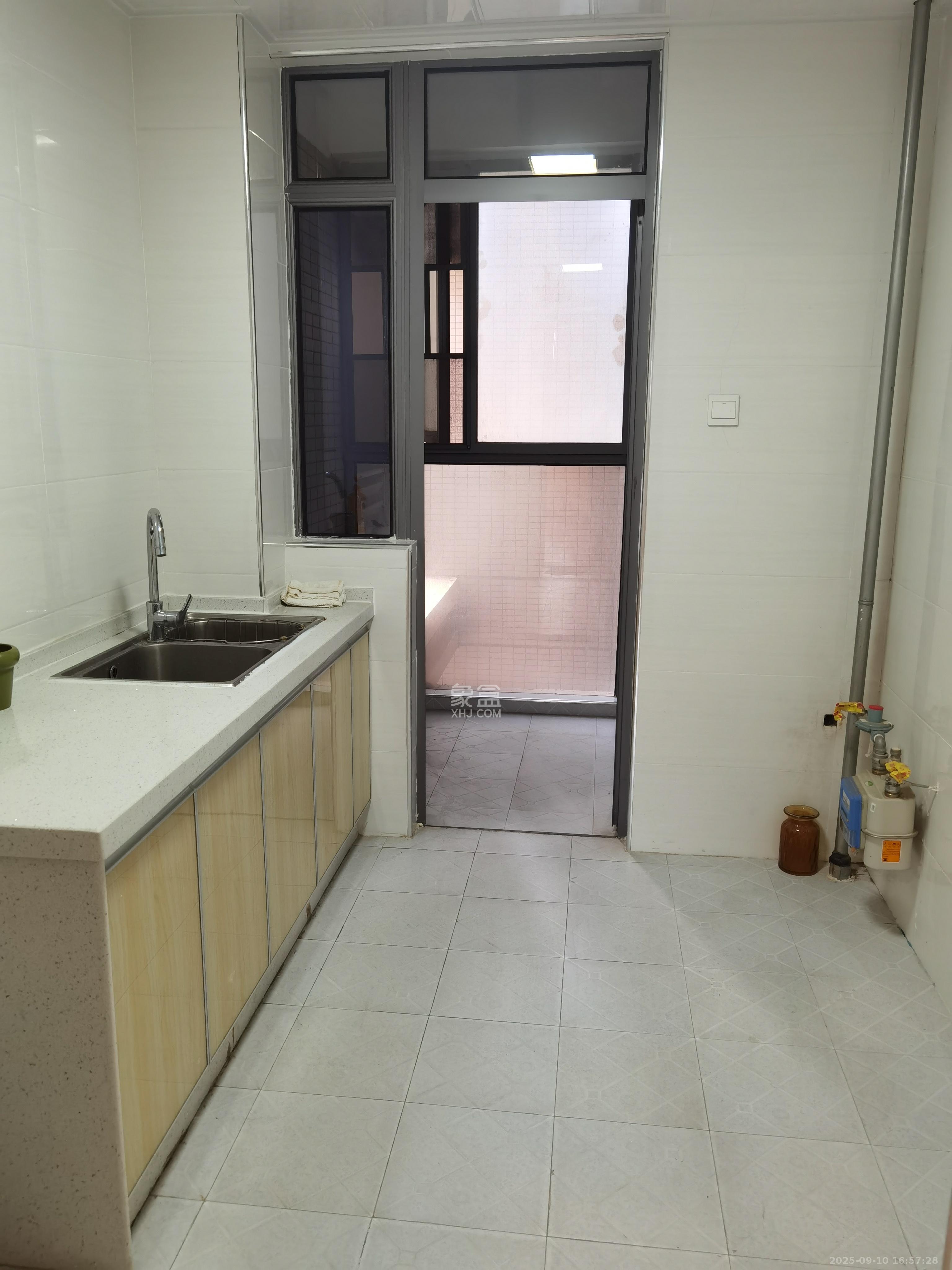 八方小区C区  4室2厅2卫    4500.0元/月室内图