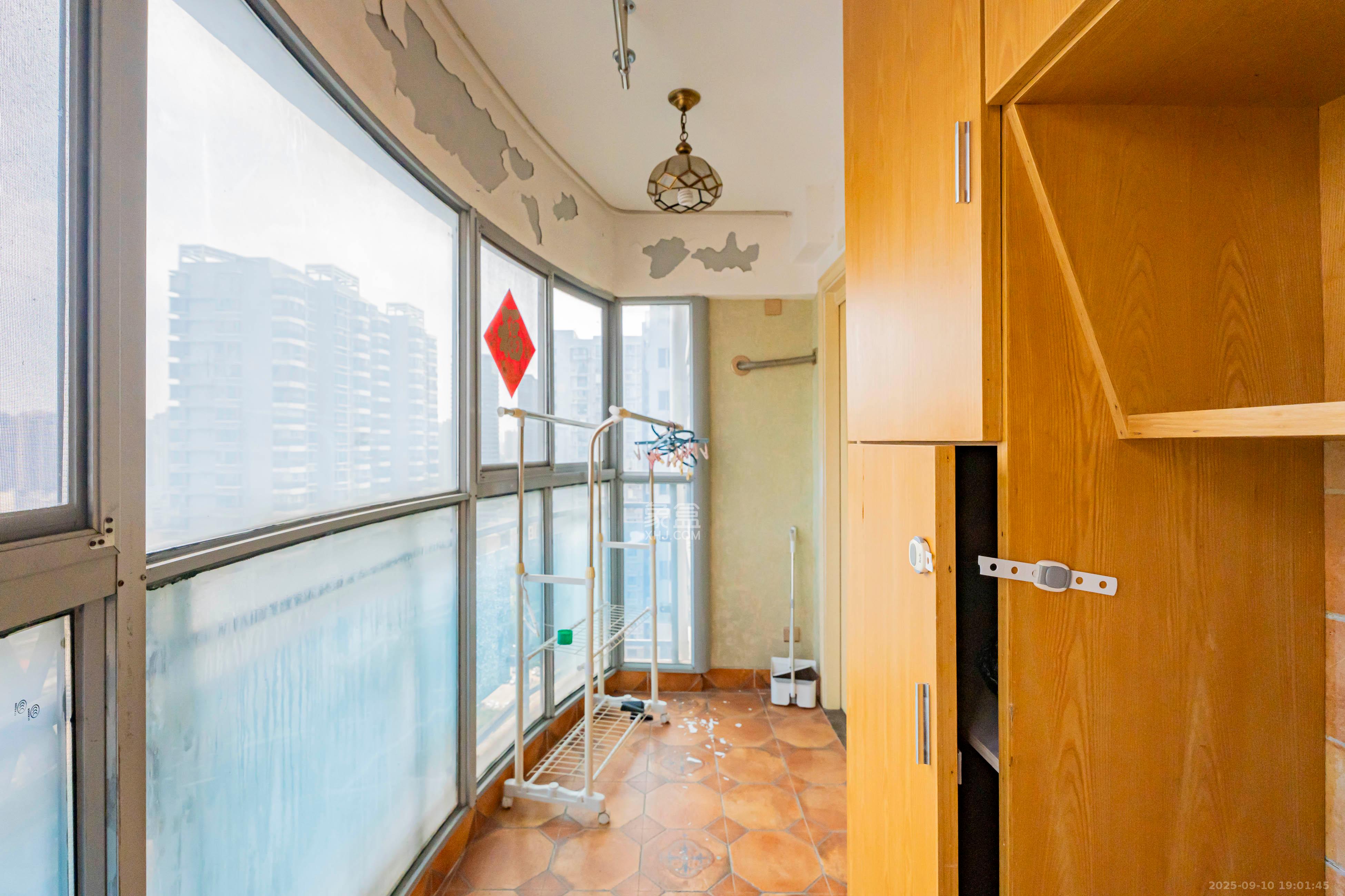 凯乐国际城 2室2厅1卫 95.0万 凯乐国际城 2室2厅1卫 95.0万阳台