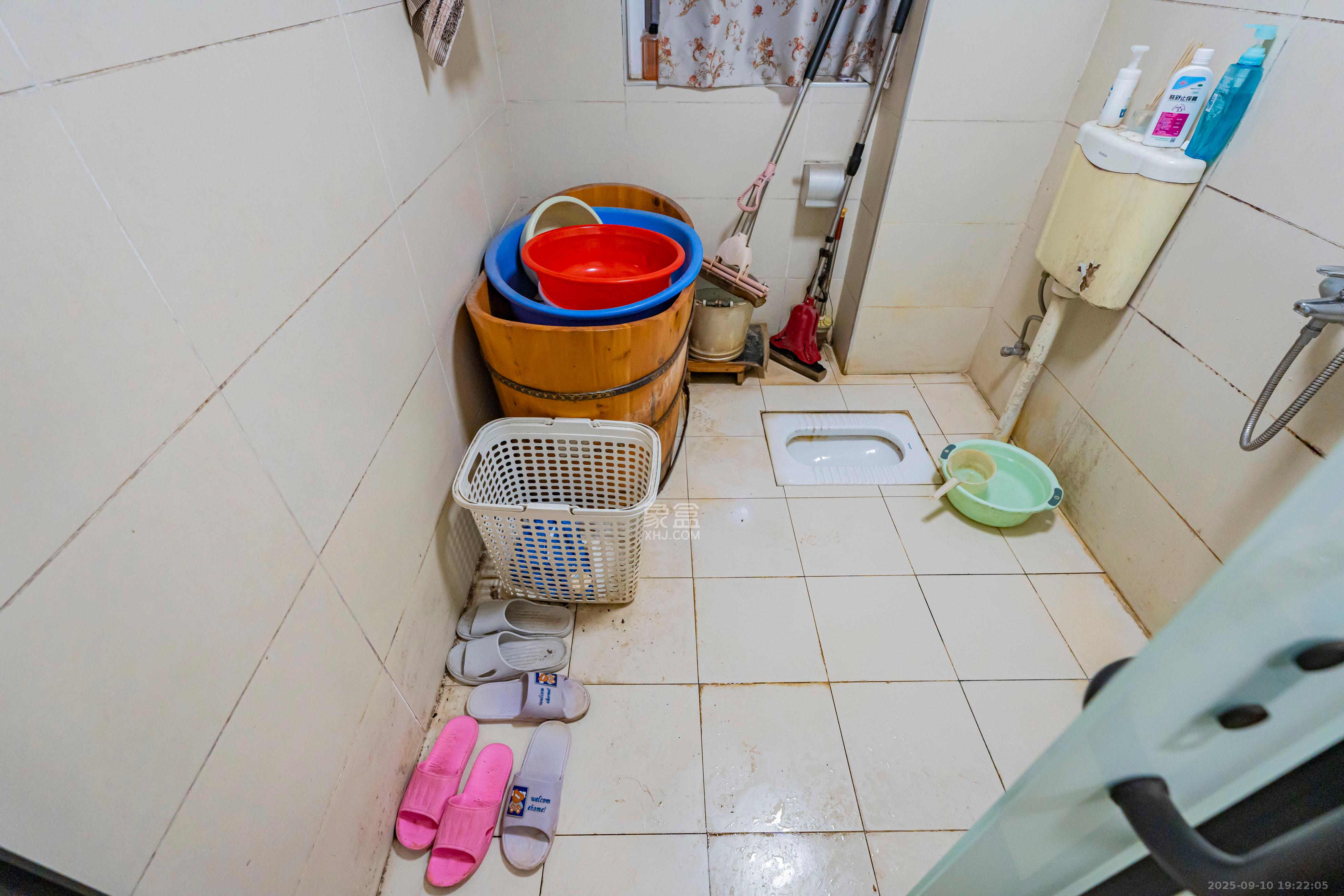 学府华庭 3室2厅2卫 93.0万 学府华庭 3室2厅2卫 93.0万卫生间