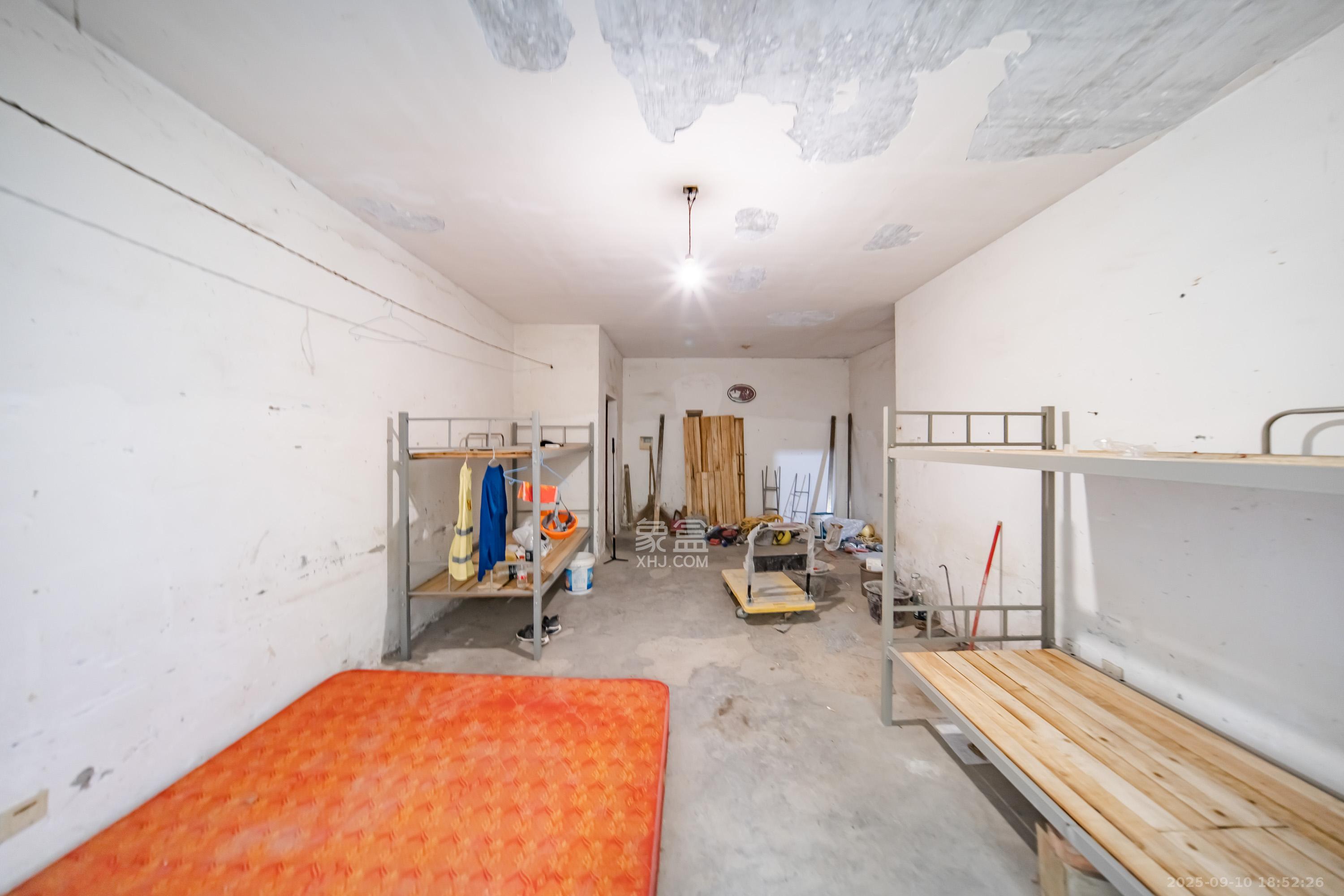 洋湖景园 3室2厅2卫 80.0万 洋湖景园 3室2厅2卫 80.0万客厅