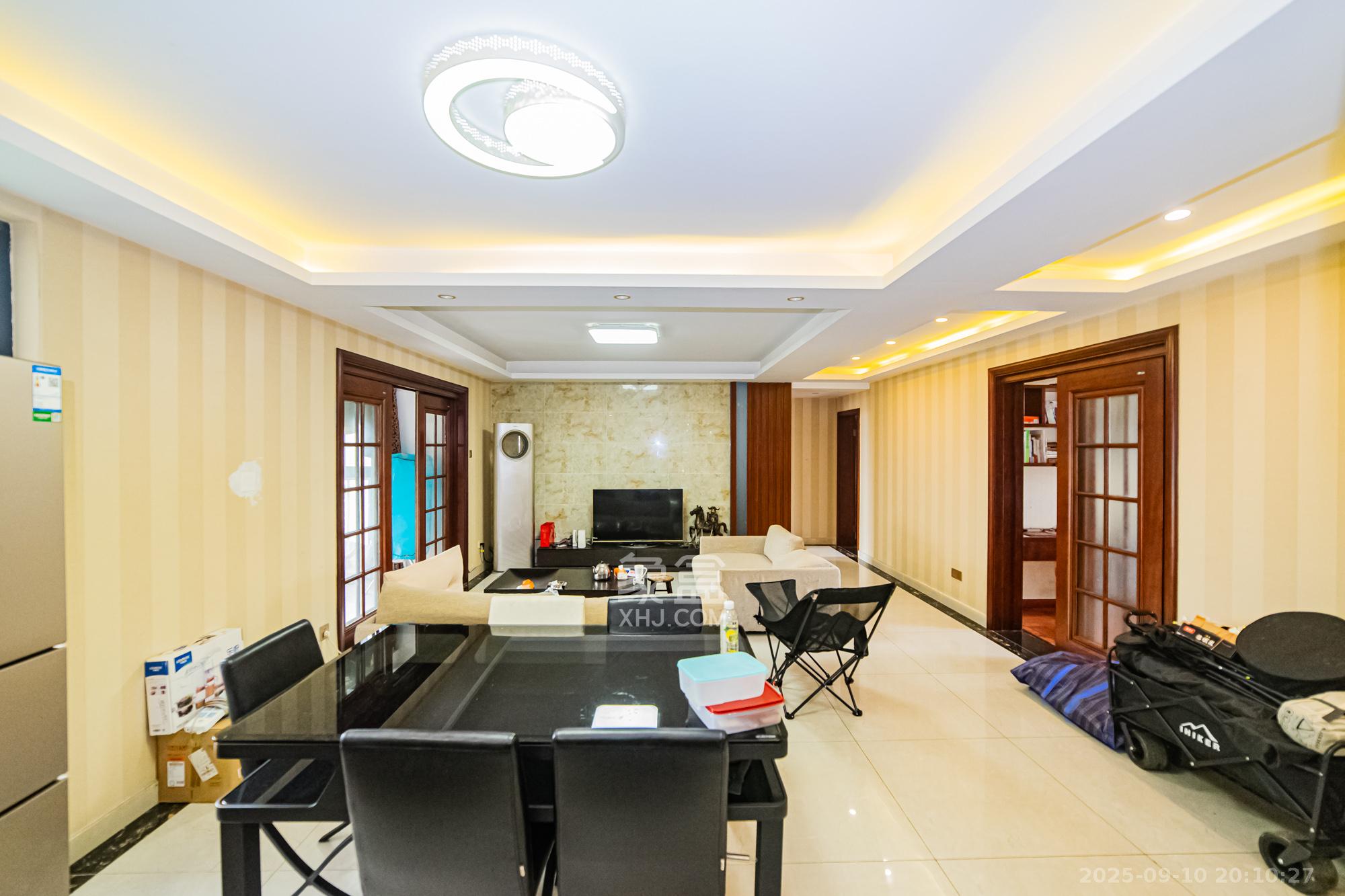 万科城  3室2厅1卫    113.0万客厅