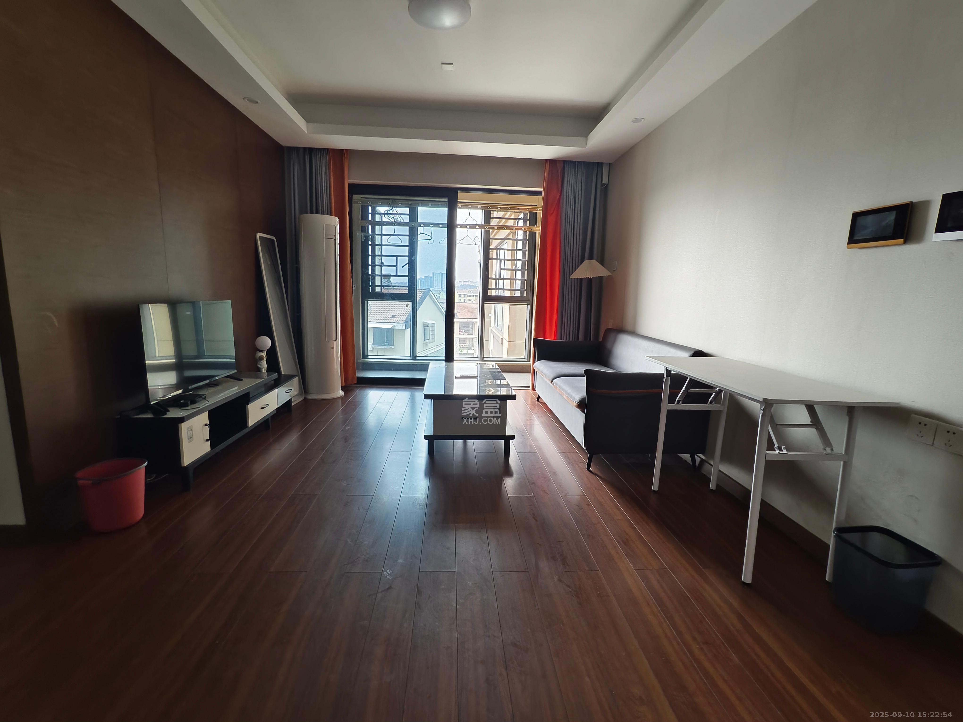 荣泰广场 3室2厅1卫 2200.0元/月 荣泰广场 3室2厅1卫 2200.0元/月室内图