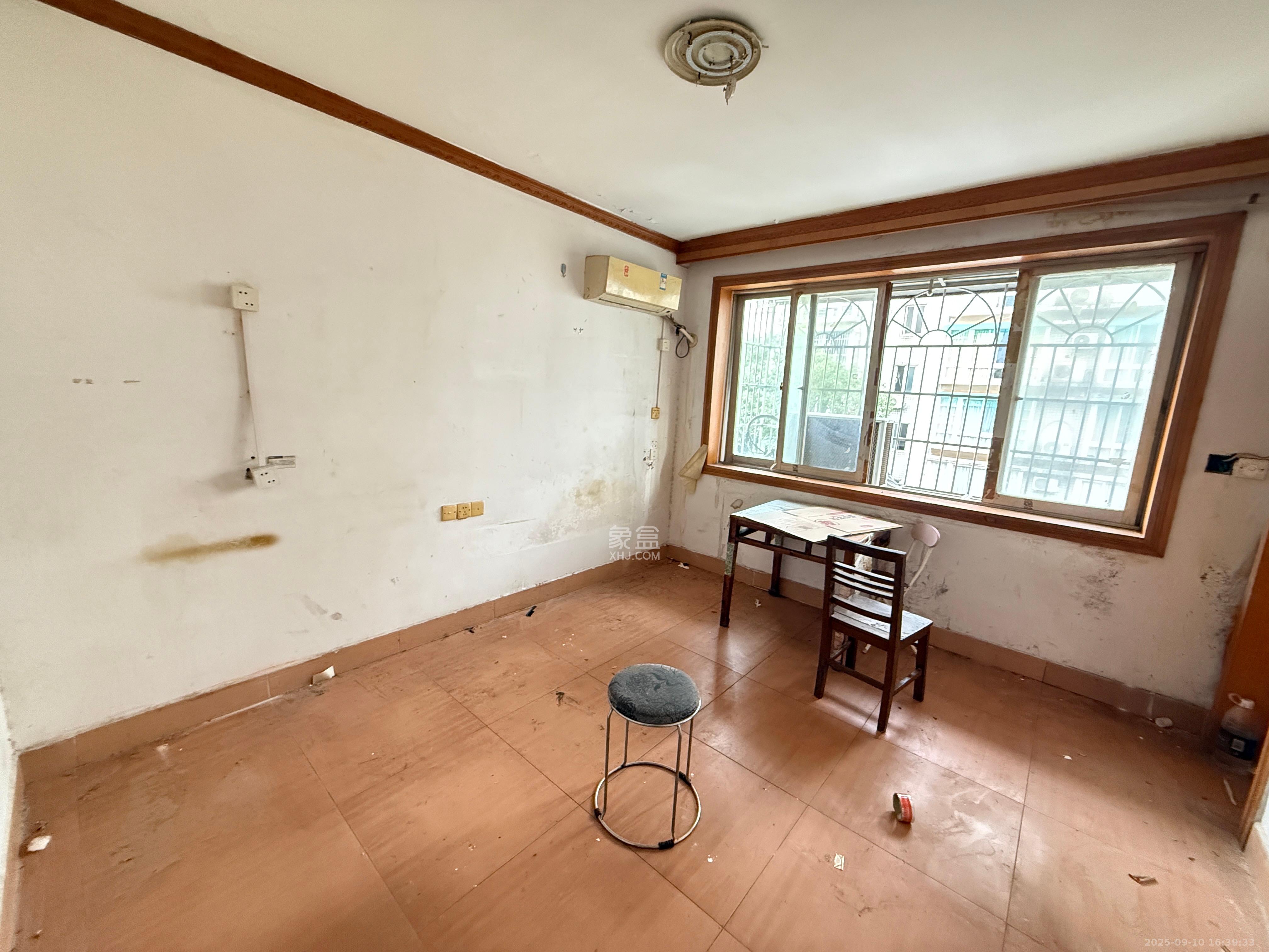 牛角塘社区 4室2厅1卫 1800.0元/月 牛角塘社区 4室2厅1卫 1800.0元/月室内图