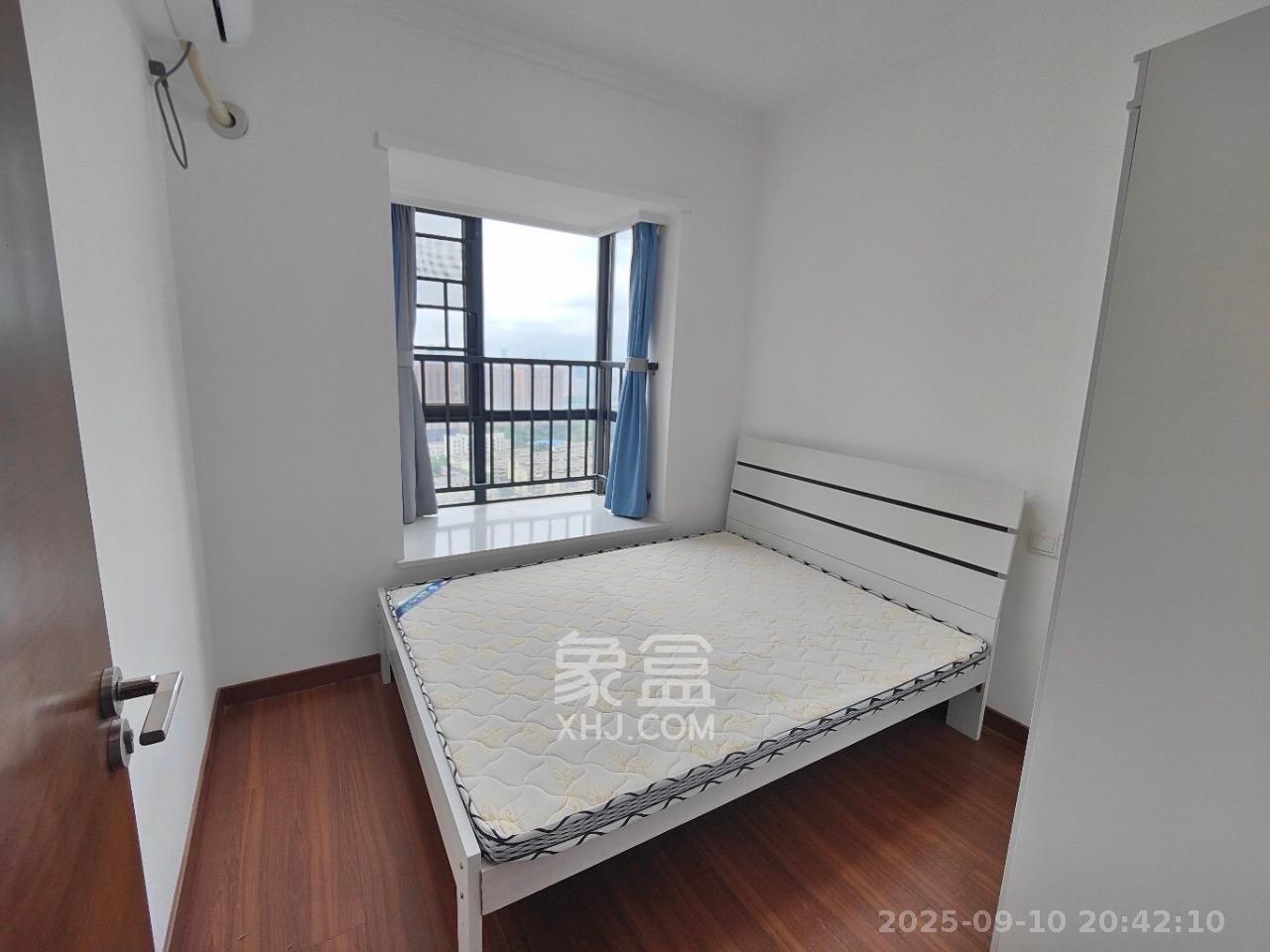 荣泰广场 3室2厅1卫 2400.0元/月 荣泰广场 3室2厅1卫 2400.0元/月室内图