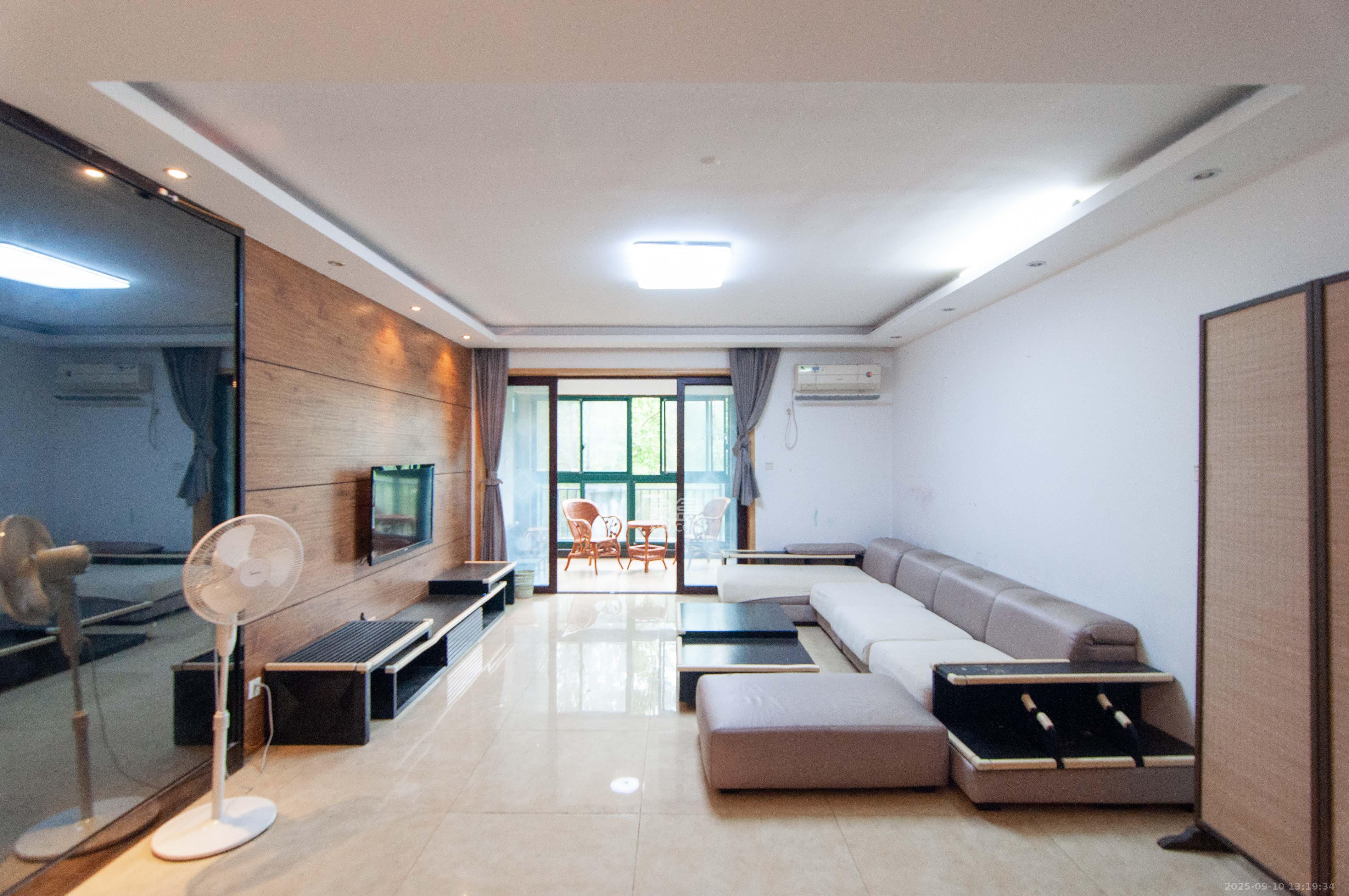 共和世家  3室2厅2卫    154.8万 共和世家  3室2厅2卫    154.8万客厅