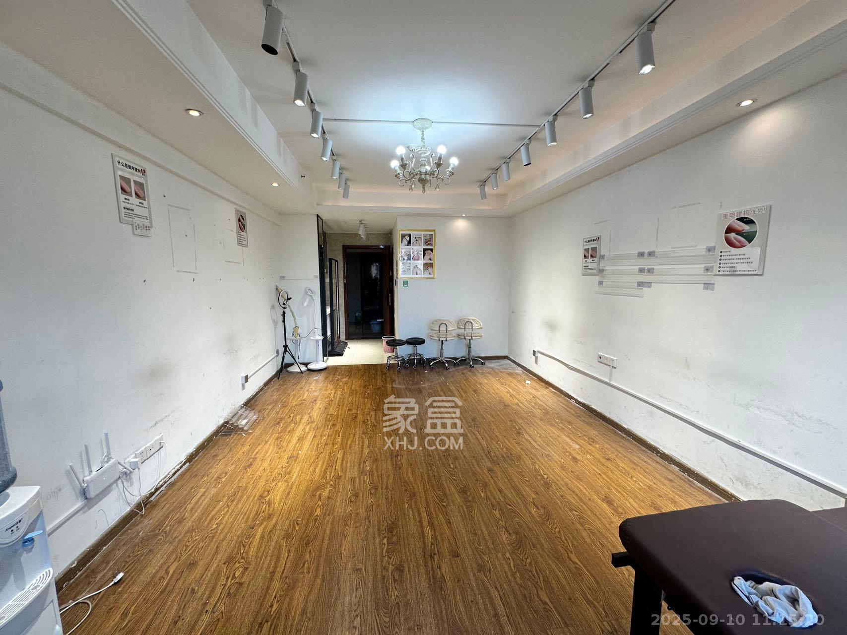 德思勤城市广场(宝格丽公寓) 1室1厅1卫 2300.0元/月 德思勤城市广场(宝格丽公寓) 1室1厅1卫 2300.0元/月室内图