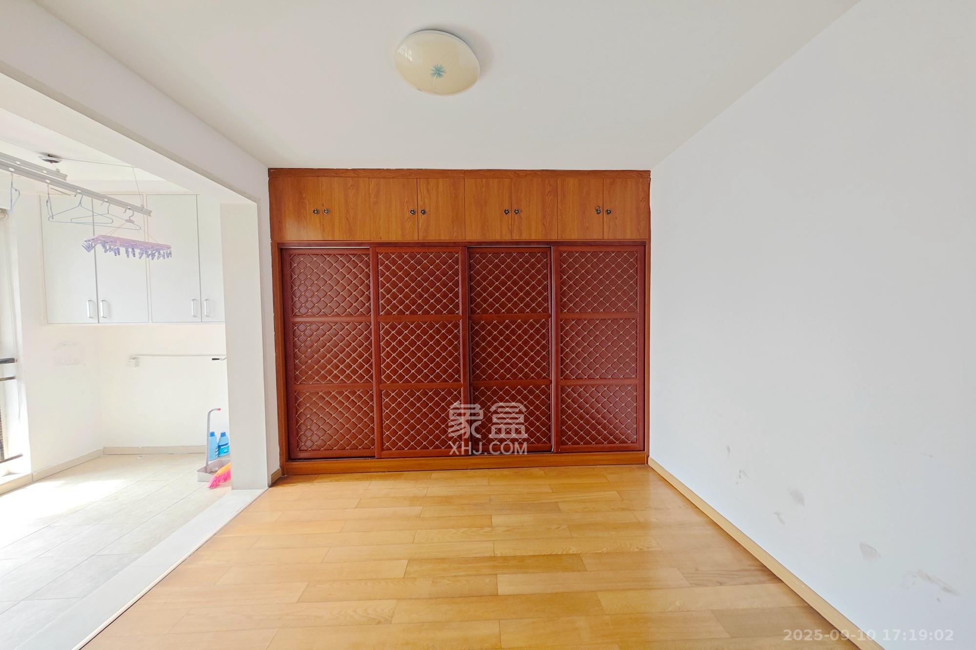 佳天瑞宁花园 3室2厅1卫 123.0万 佳天瑞宁花园 3室2厅1卫 123.0万卧室