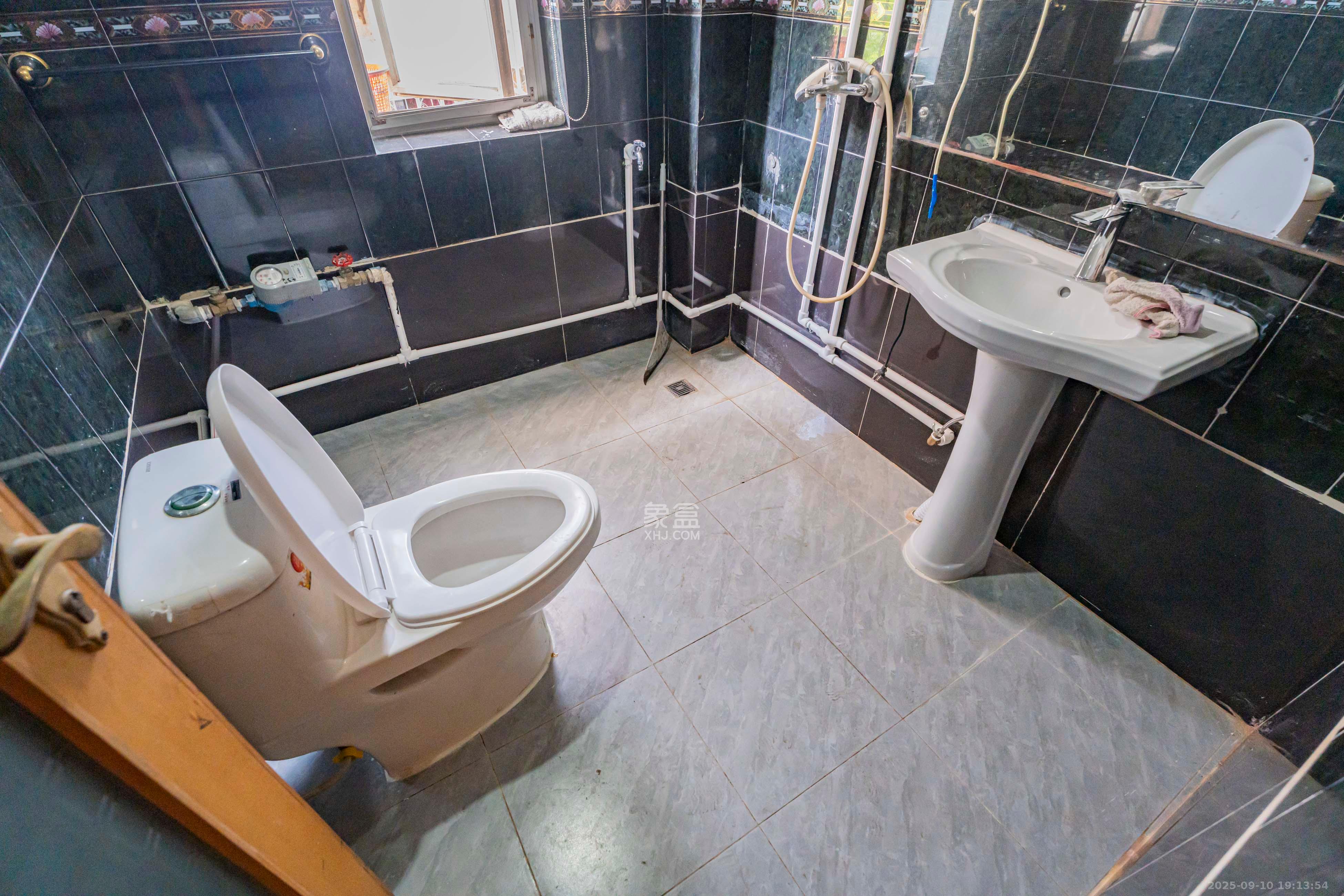 兴汉门公寓  4室2厅1卫    115.0万卫生间