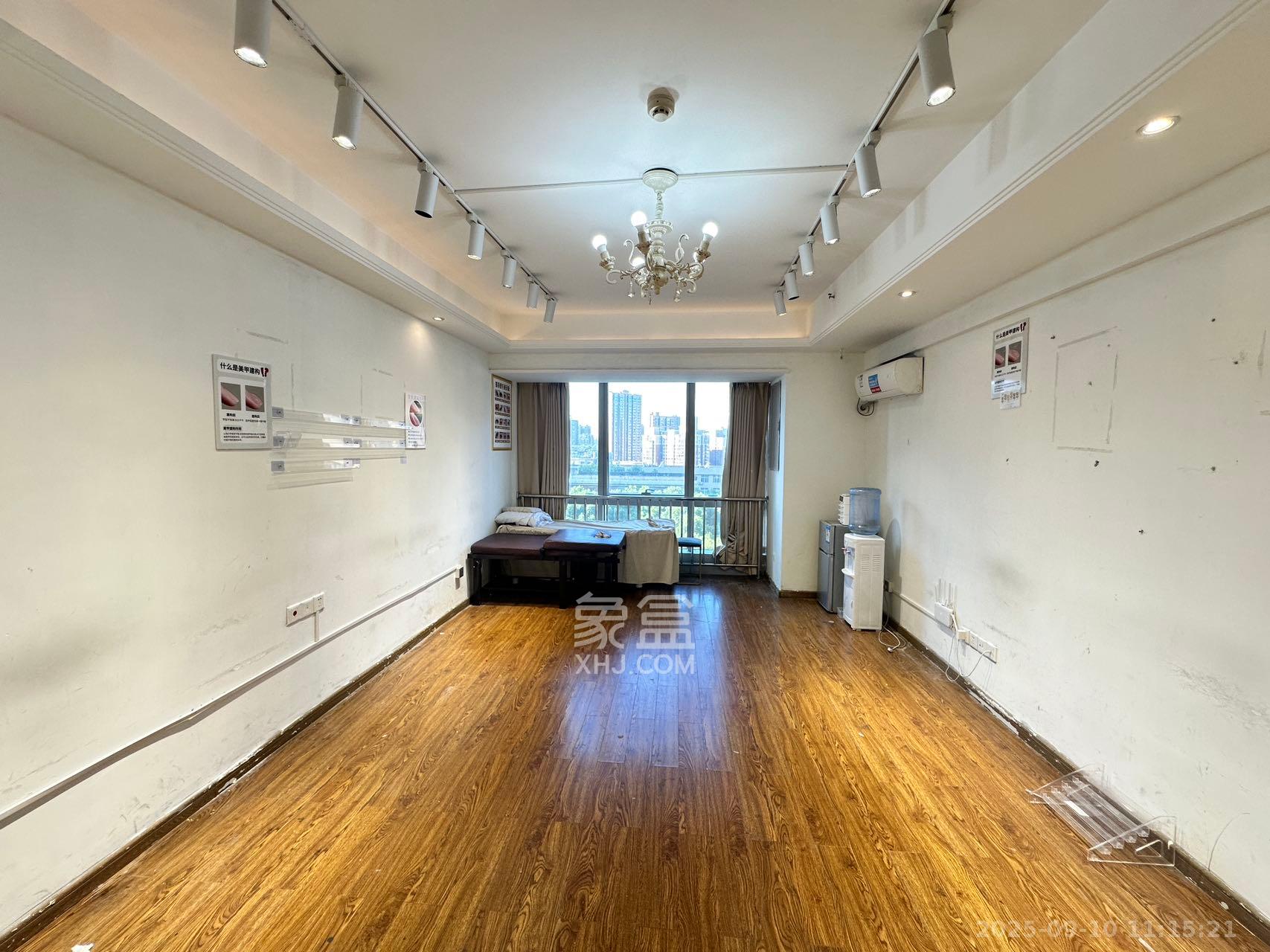 德思勤城市广场(宝格丽公寓) 1室1厅1卫 2300.0元/月 德思勤城市广场(宝格丽公寓) 1室1厅1卫 2300.0元/月室内图