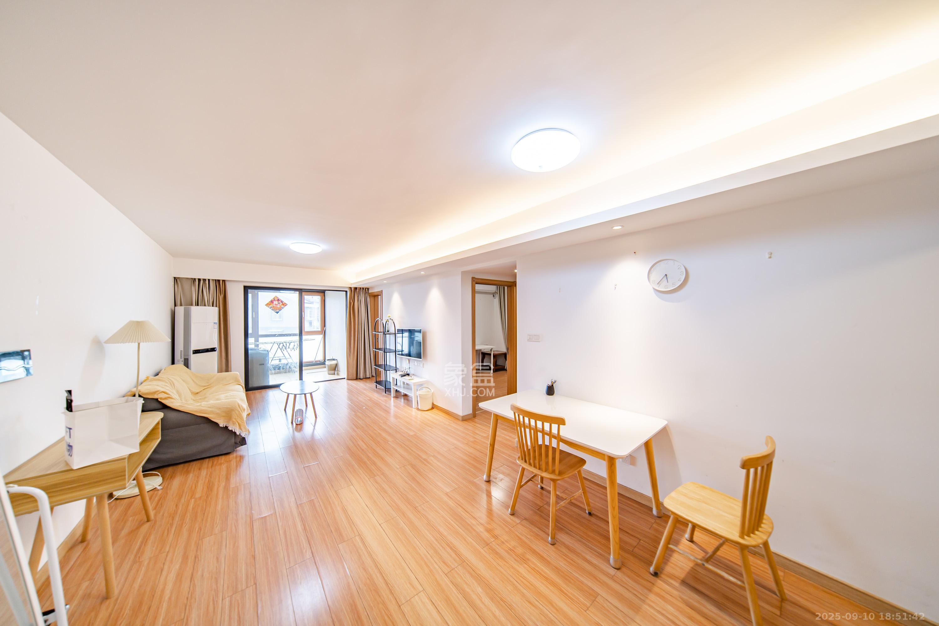 万科金域缇香 3室2厅2卫 120.0万 万科金域缇香 3室2厅2卫 120.0万客厅