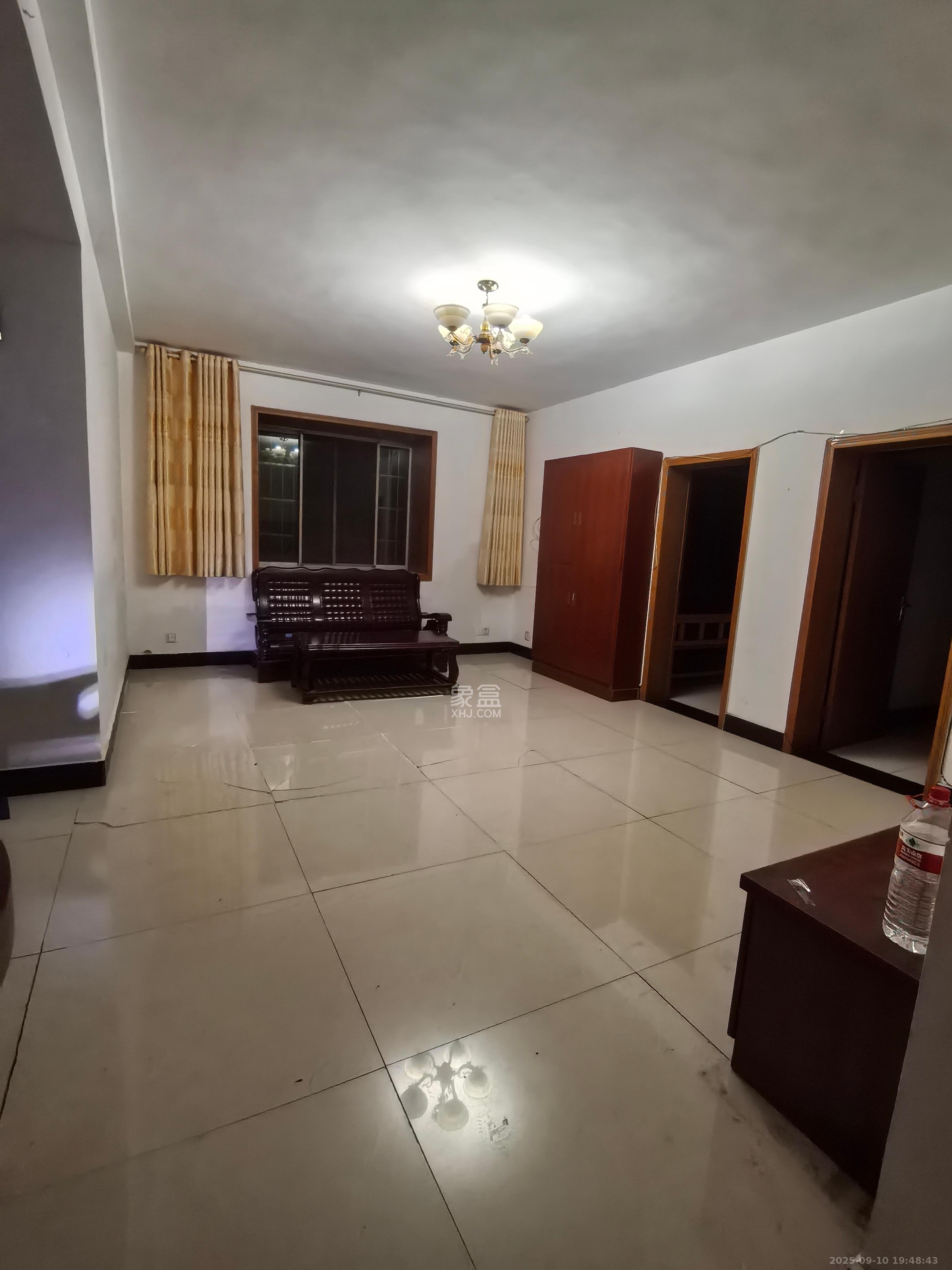 中南汽车世界  3室2厅1卫    1400.0元/月 中南汽车世界  3室2厅1卫    1400.0元/月