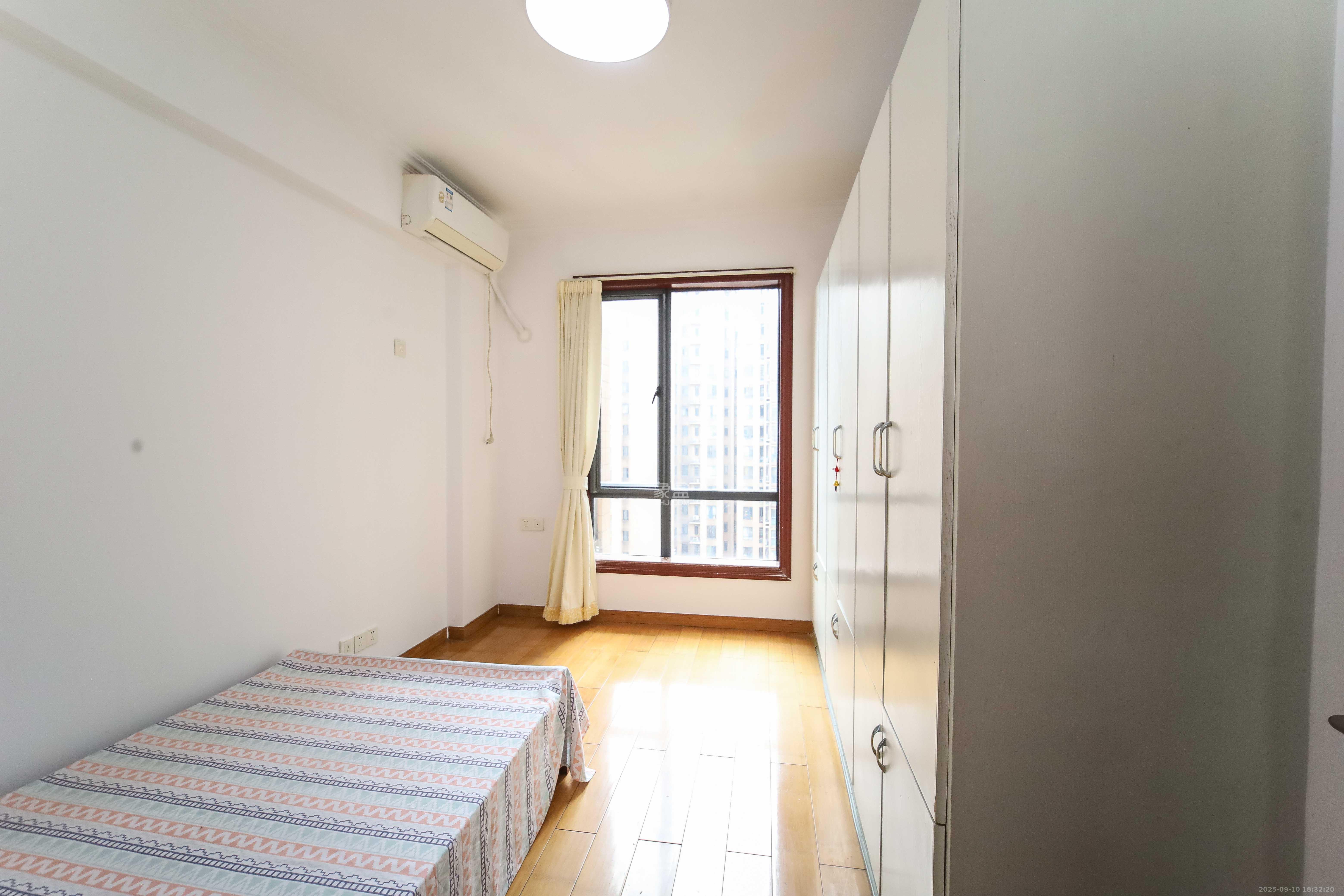 江河双水湾  4室2厅2卫    139.0万 江河双水湾  4室2厅2卫    139.0万卧室