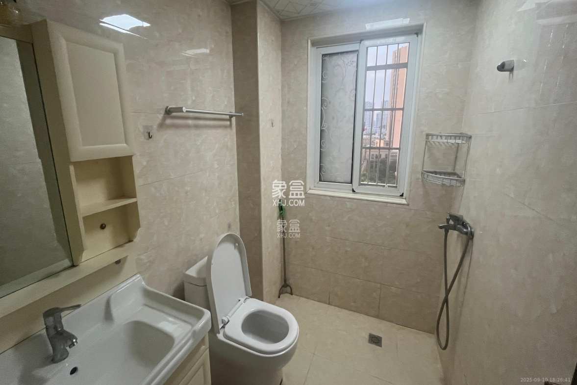 嘉顺苑 3室2厅2卫 2400.0元/月 嘉顺苑 3室2厅2卫 2400.0元/月室内图