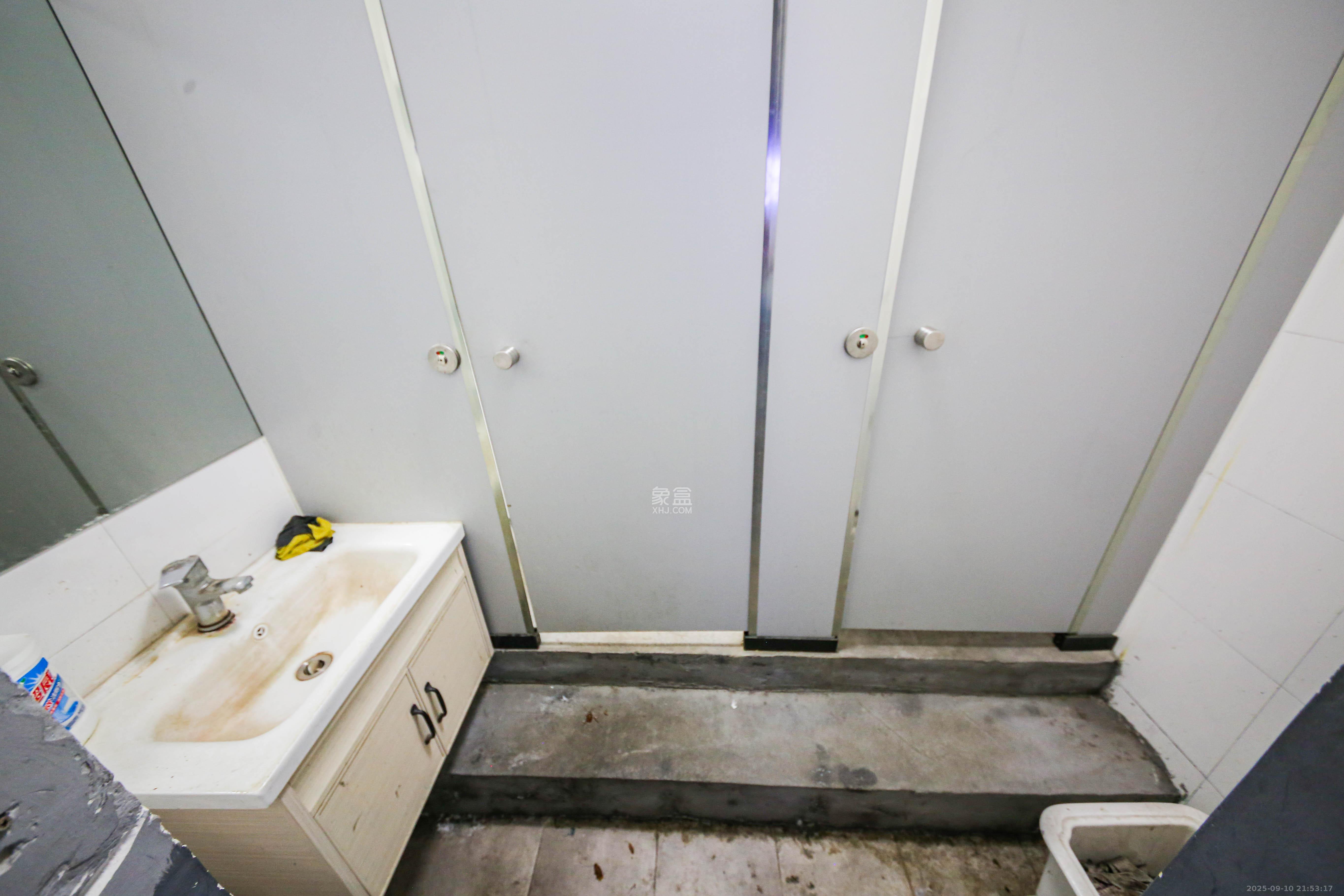 标志商务中心  1室1厅1卫   30.00万卫生间
