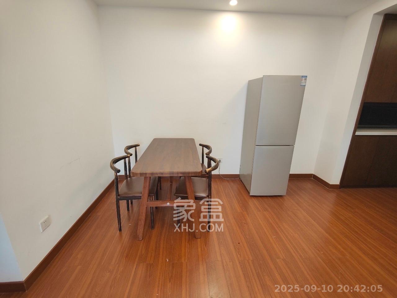 荣泰广场 3室2厅1卫 2400.0元/月 荣泰广场 3室2厅1卫 2400.0元/月室内图