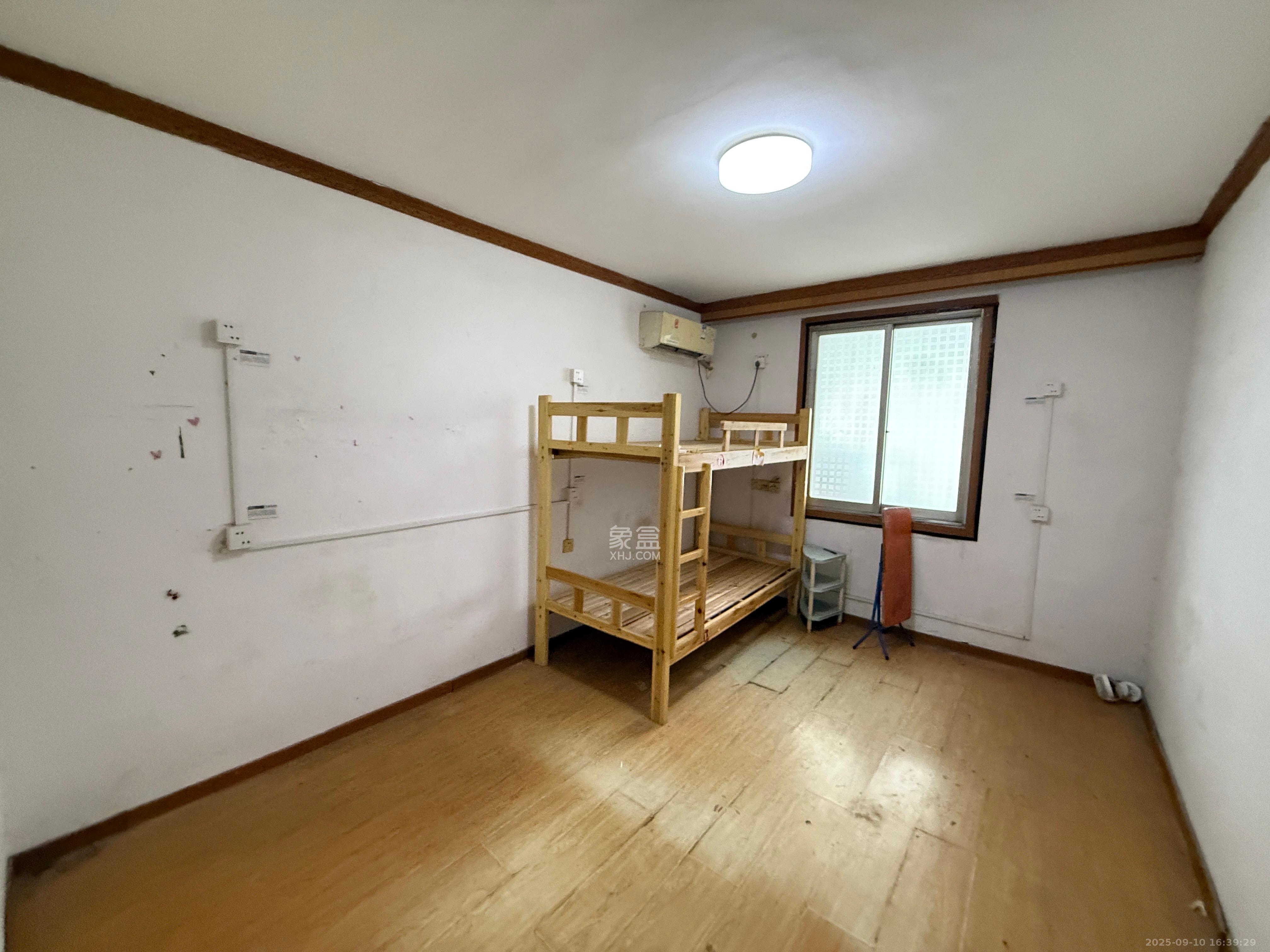 牛角塘社区 4室2厅1卫 1800.0元/月 牛角塘社区 4室2厅1卫 1800.0元/月室内图