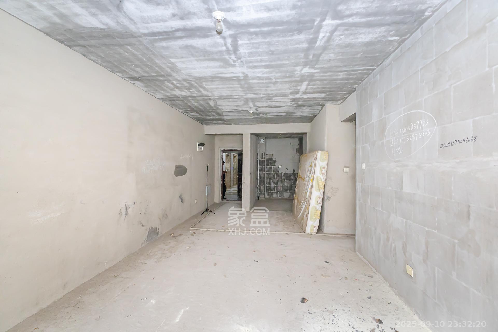 乾源国际 3室2厅2卫 75.0万 乾源国际 3室2厅2卫 75.0万客厅