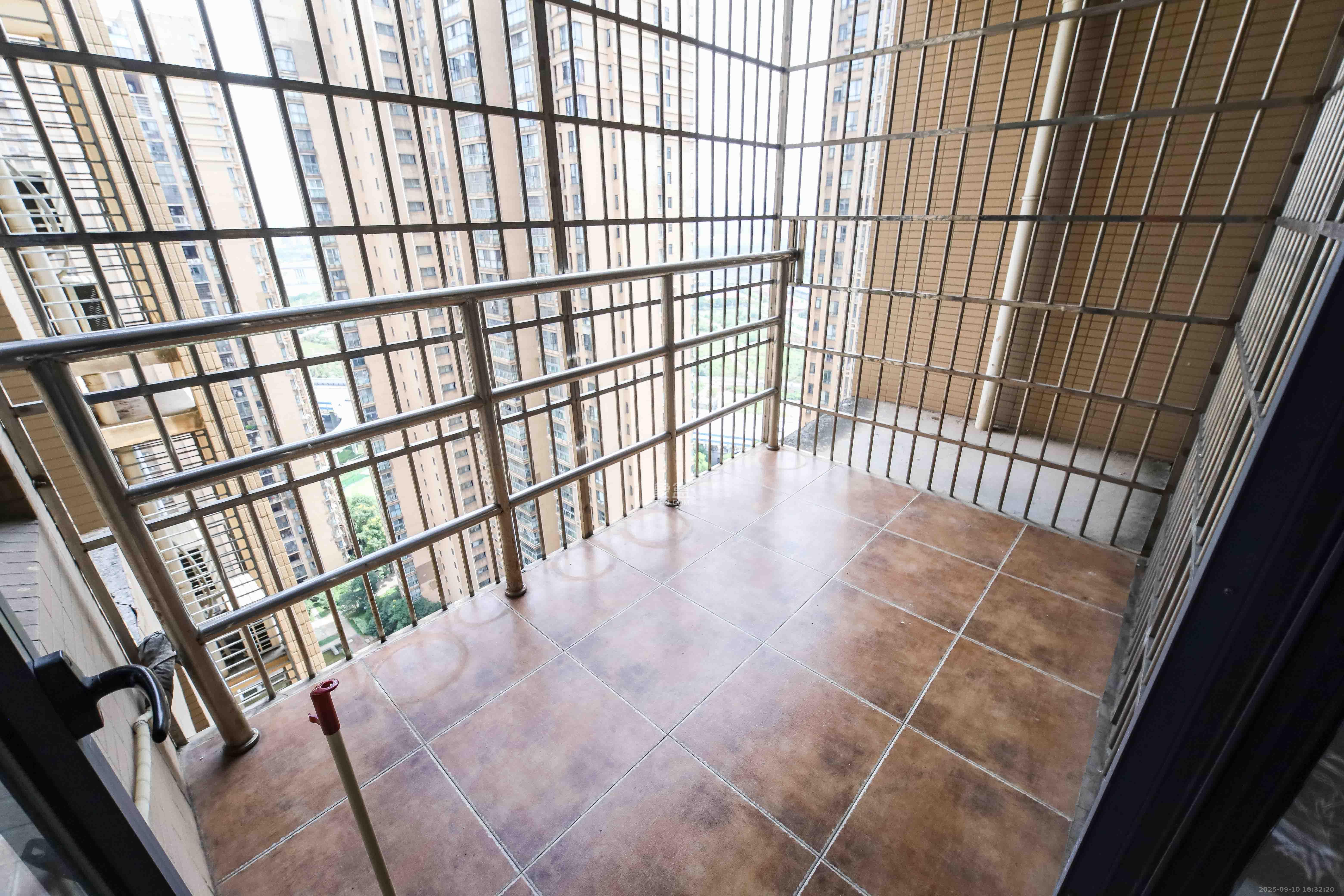 江河双水湾  4室2厅2卫    139.0万 江河双水湾  4室2厅2卫    139.0万阳台