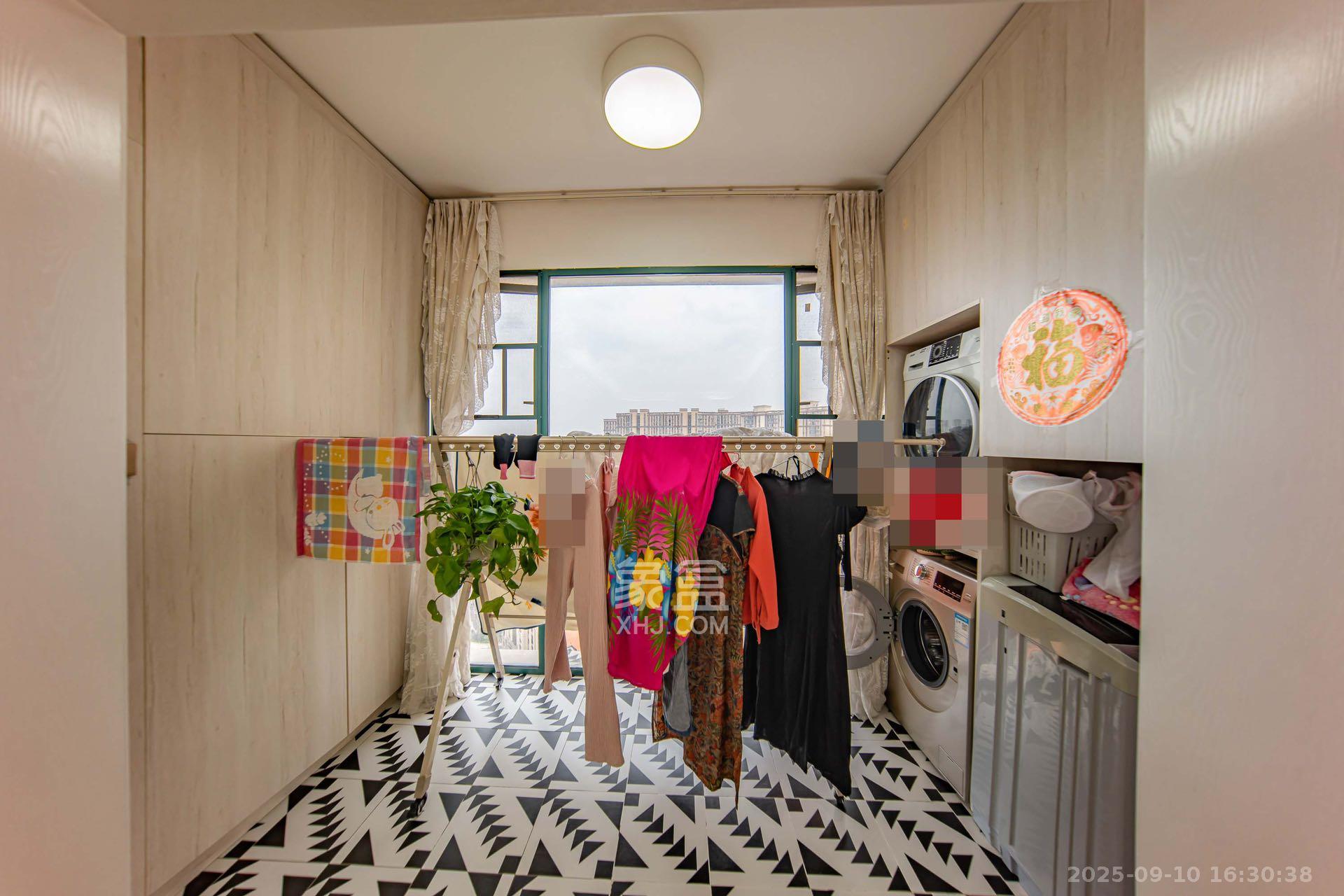 洋湖时代  3室2厅2卫    2300.0元/月 洋湖时代  3室2厅2卫    2300.0元/月