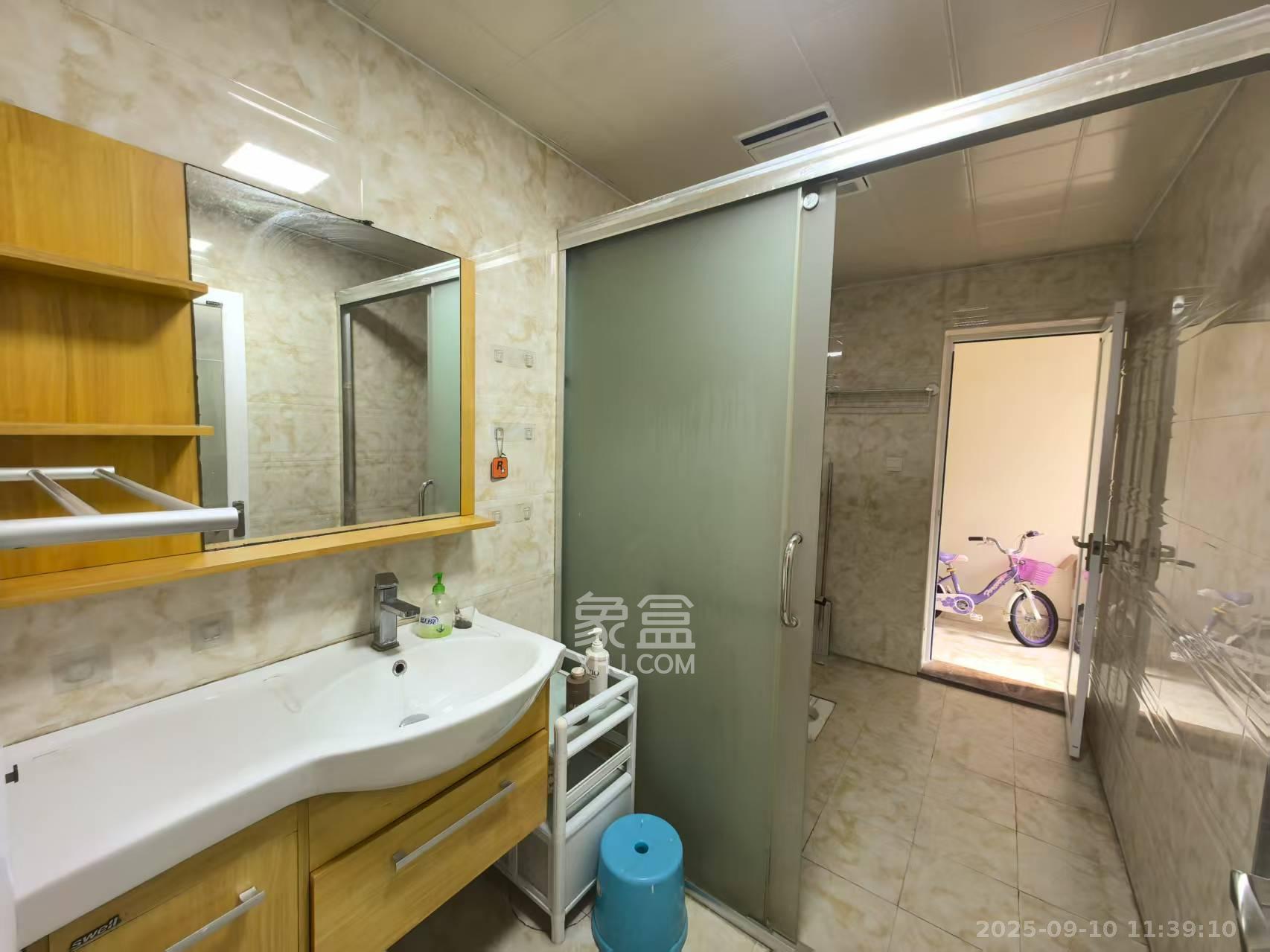 东方名苑臻锦园  2室2厅1卫    1800.0元/月 东方名苑臻锦园  2室2厅1卫    1800.0元/月室内图