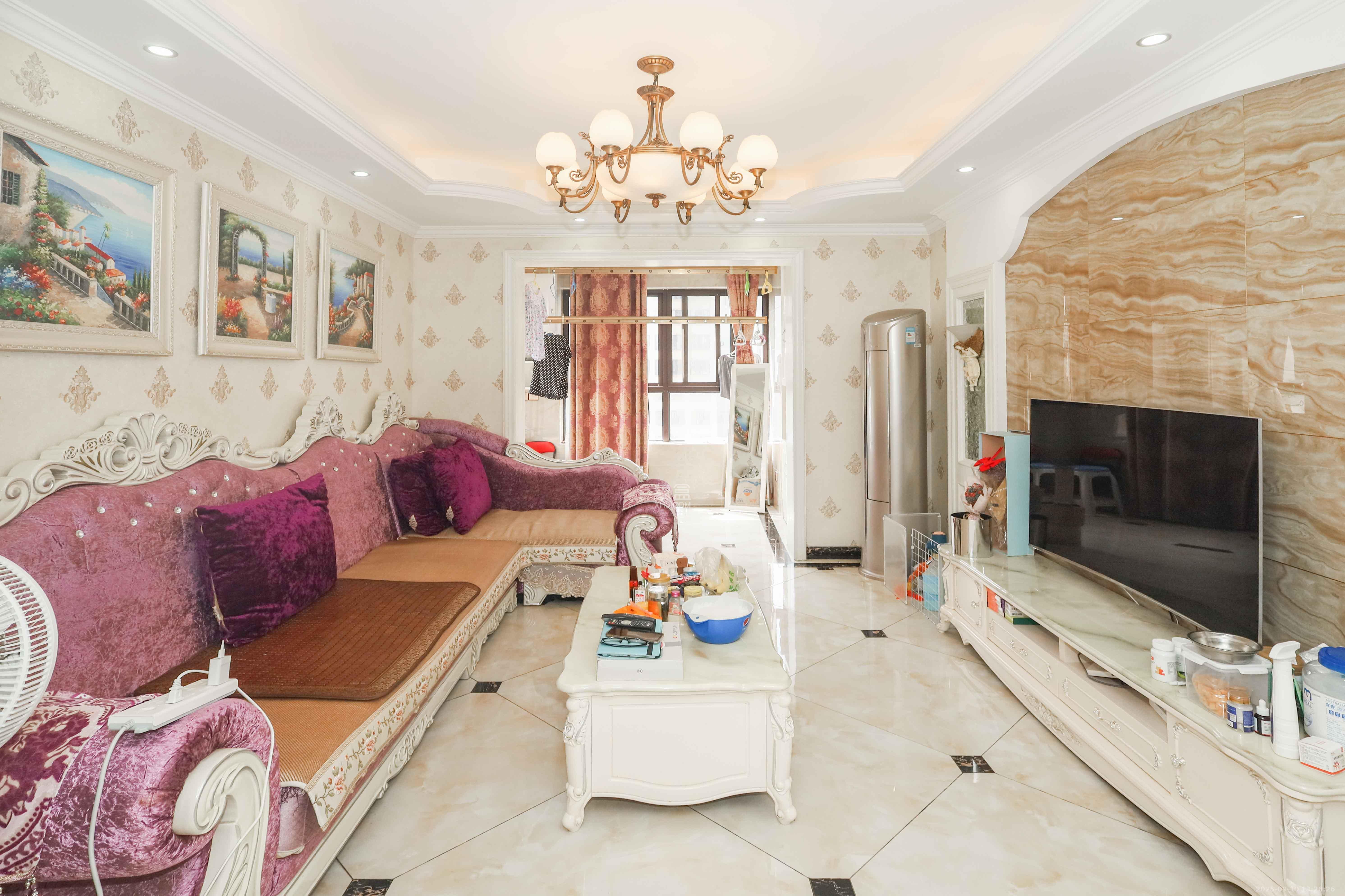 惠天然梅岭国际 3室2厅1卫 98.8万 惠天然梅岭国际 3室2厅1卫 98.8万客厅