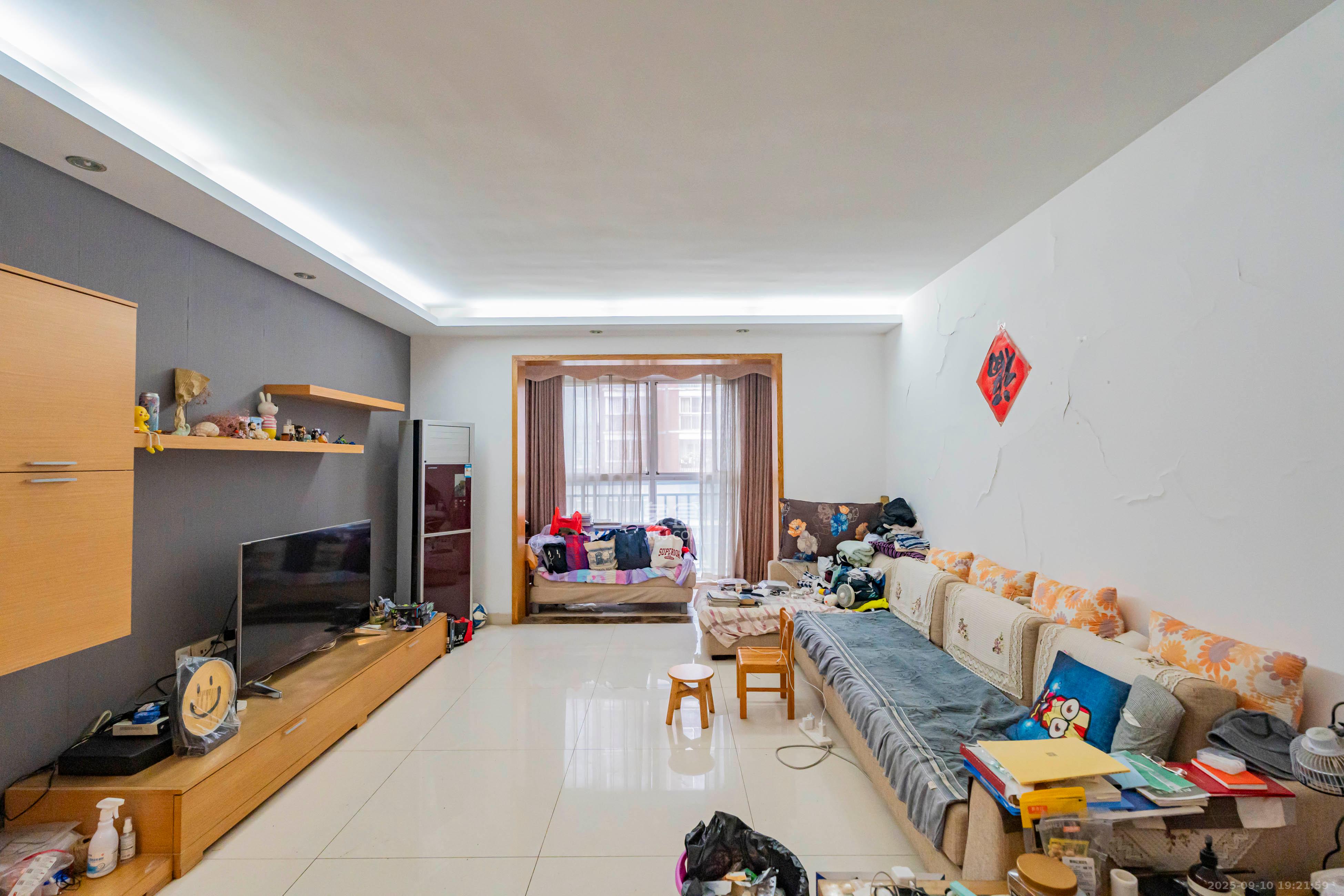 学府华庭 3室2厅2卫 93.0万 学府华庭 3室2厅2卫 93.0万客厅