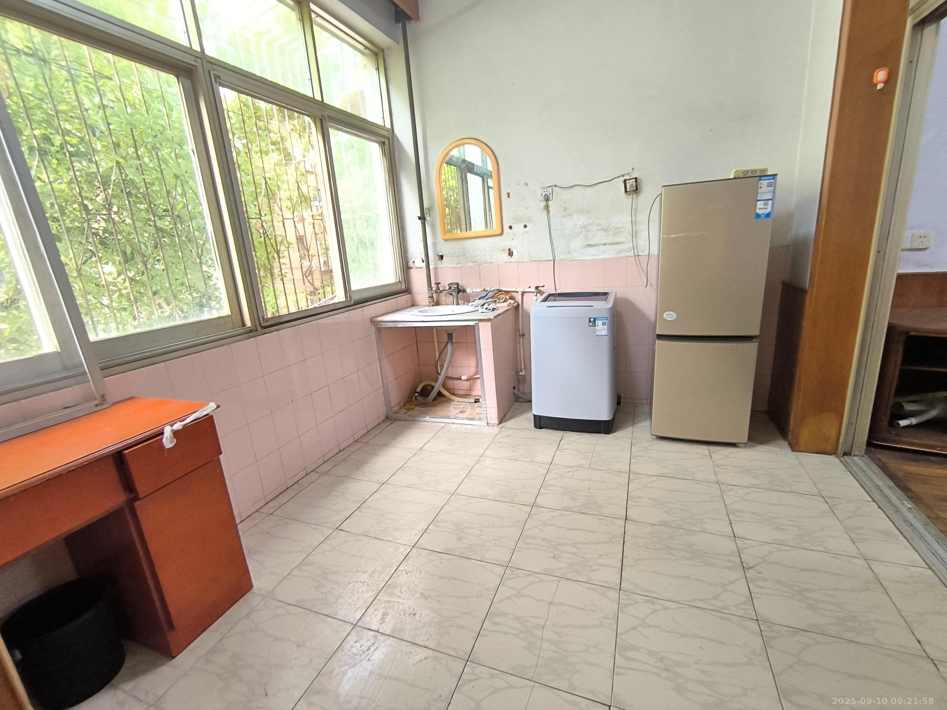 湘雅医院职工宿舍南院 3室1厅1卫 2200.0元/月 湘雅医院职工宿舍南院 3室1厅1卫 2200.0元/月室内图