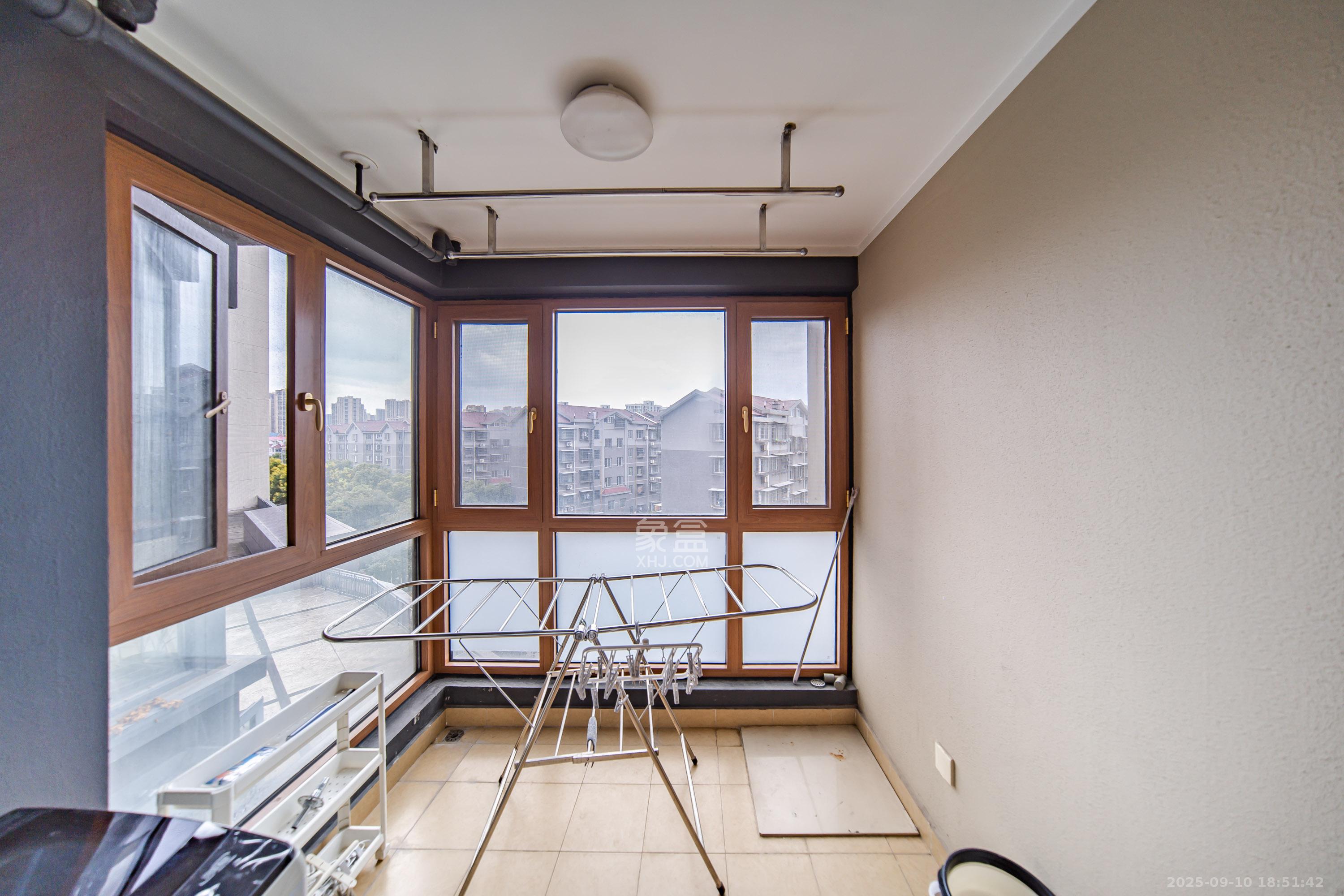 万科金域缇香 3室2厅2卫 120.0万 万科金域缇香 3室2厅2卫 120.0万阳台