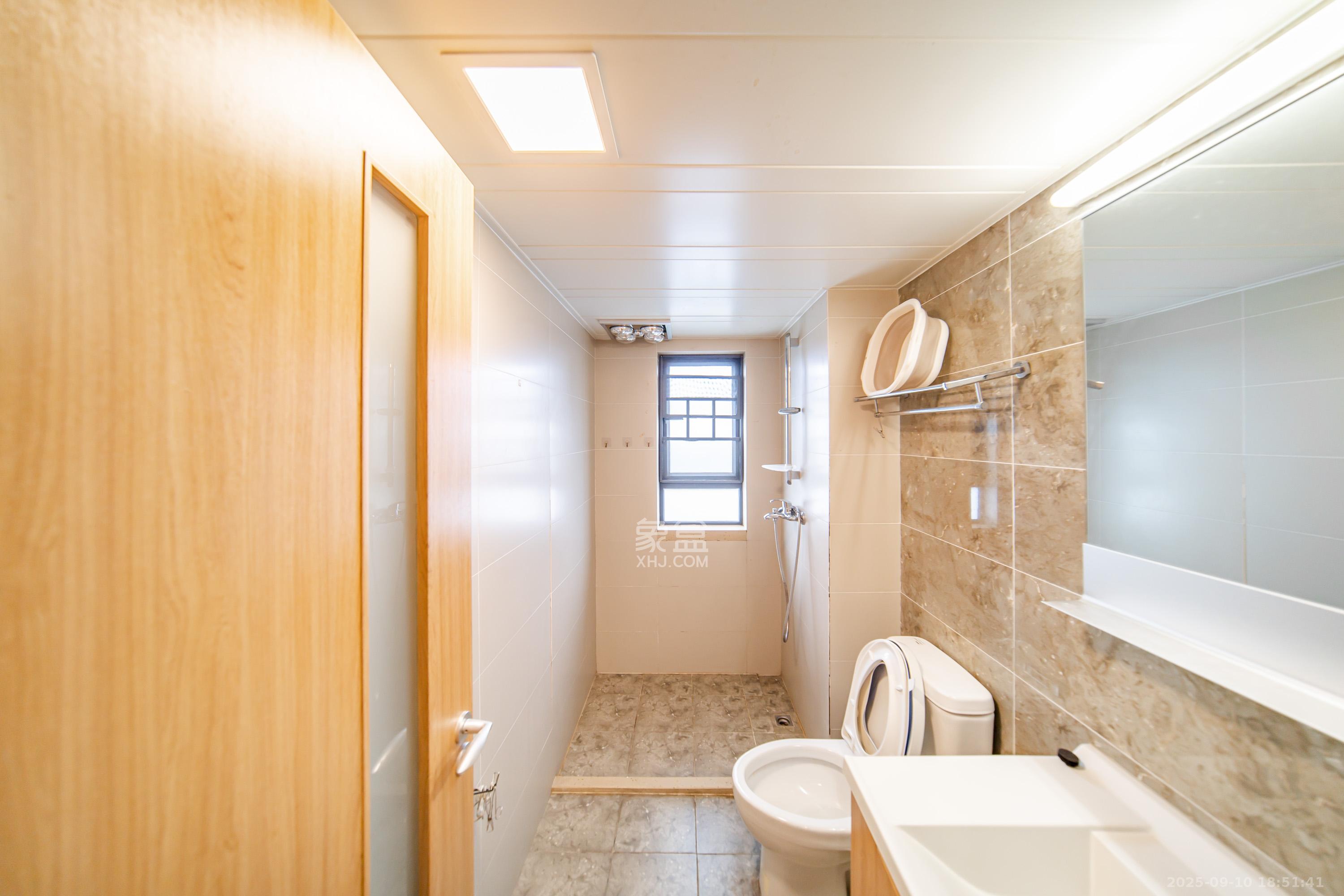 万科金域缇香  3室2厅2卫    120.0万卫生间