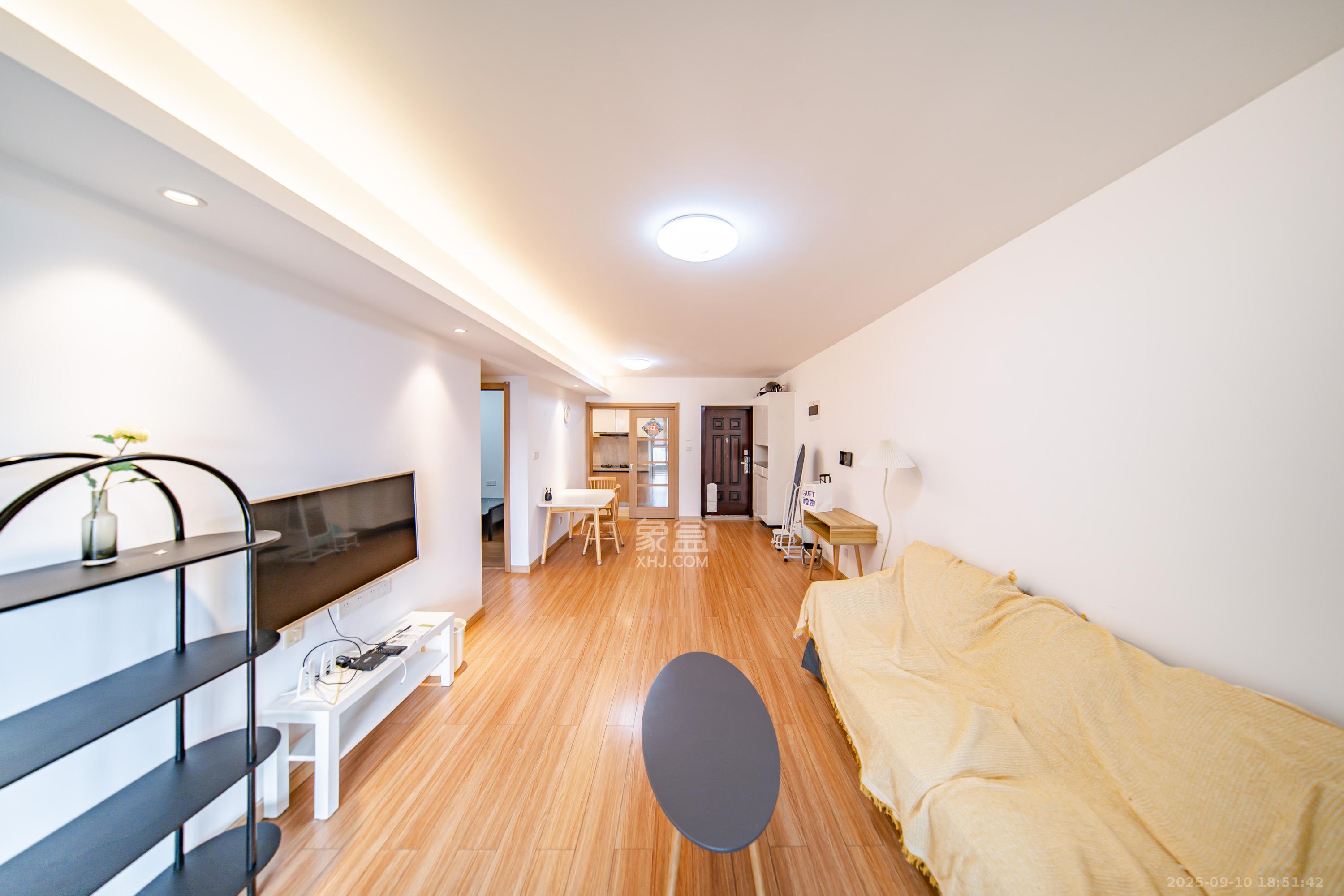 万科金域缇香  3室2厅2卫    120.0万客厅