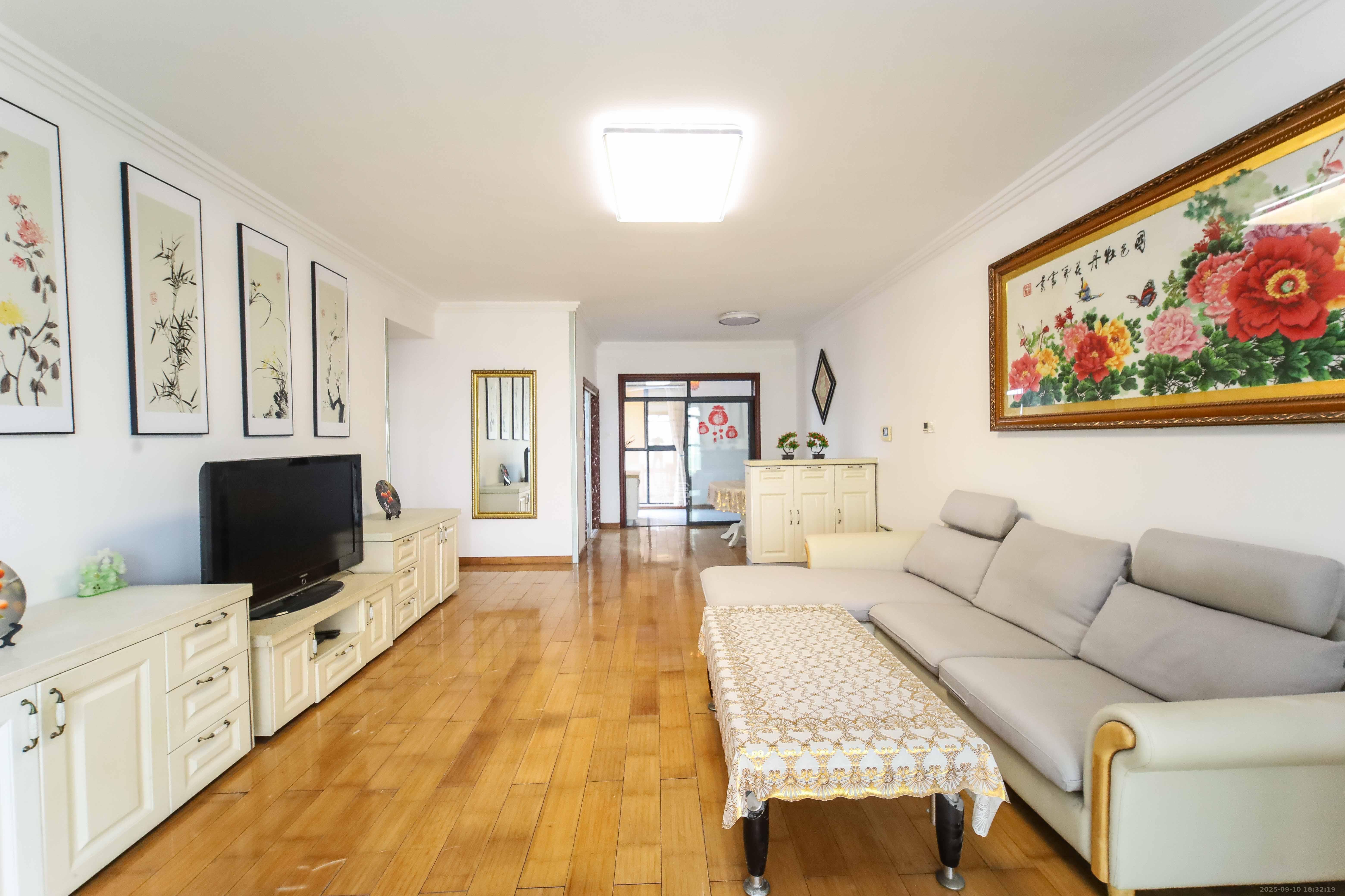 江河双水湾  4室2厅2卫    139.0万 江河双水湾  4室2厅2卫    139.0万客厅