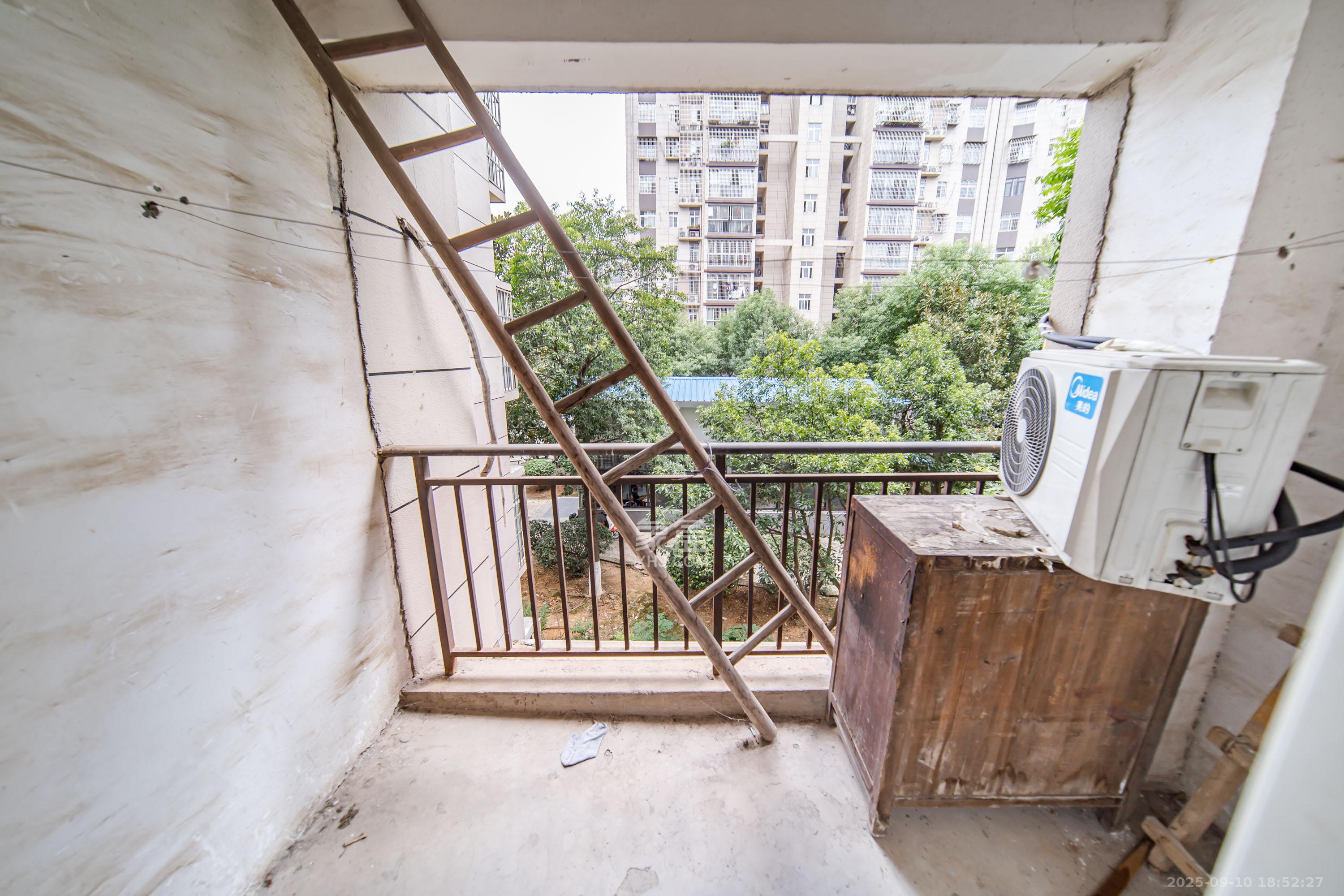 洋湖景园 3室2厅2卫 80.0万 洋湖景园 3室2厅2卫 80.0万阳台