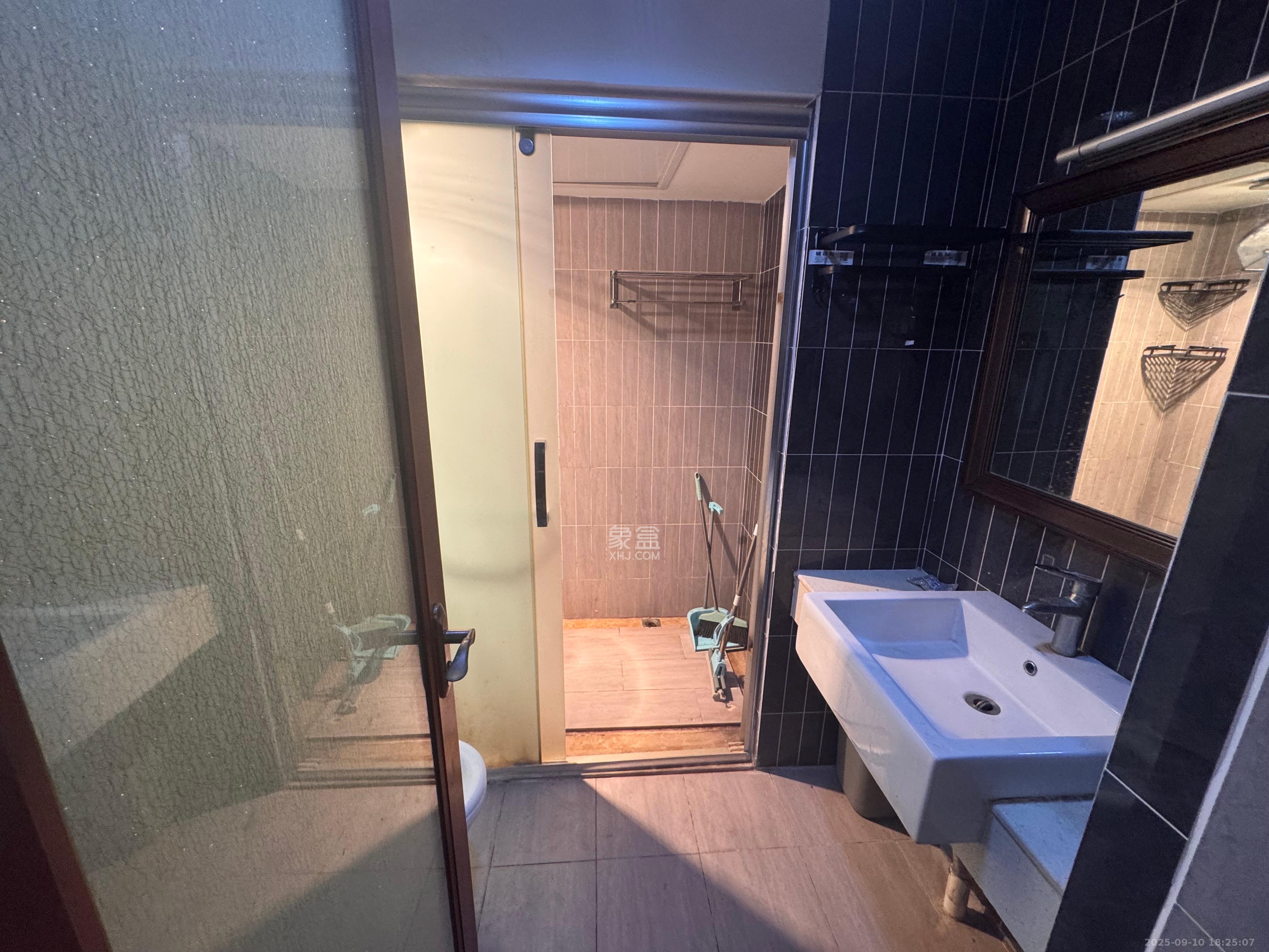 天元涉外景园B区 1室1厅1卫 1200.0元/月 天元涉外景园B区 1室1厅1卫 1200.0元/月室内图