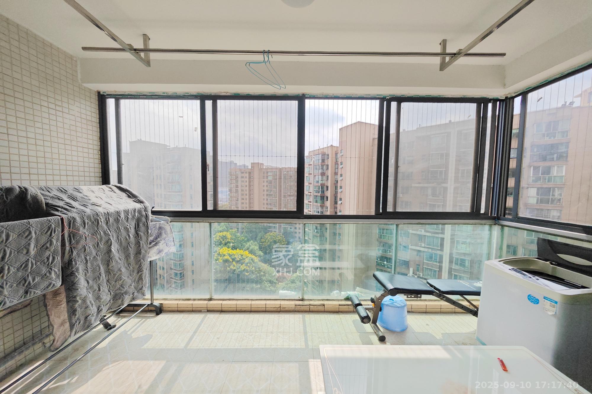 新城新世界一二三期  1室2厅2卫    108.0万阳台